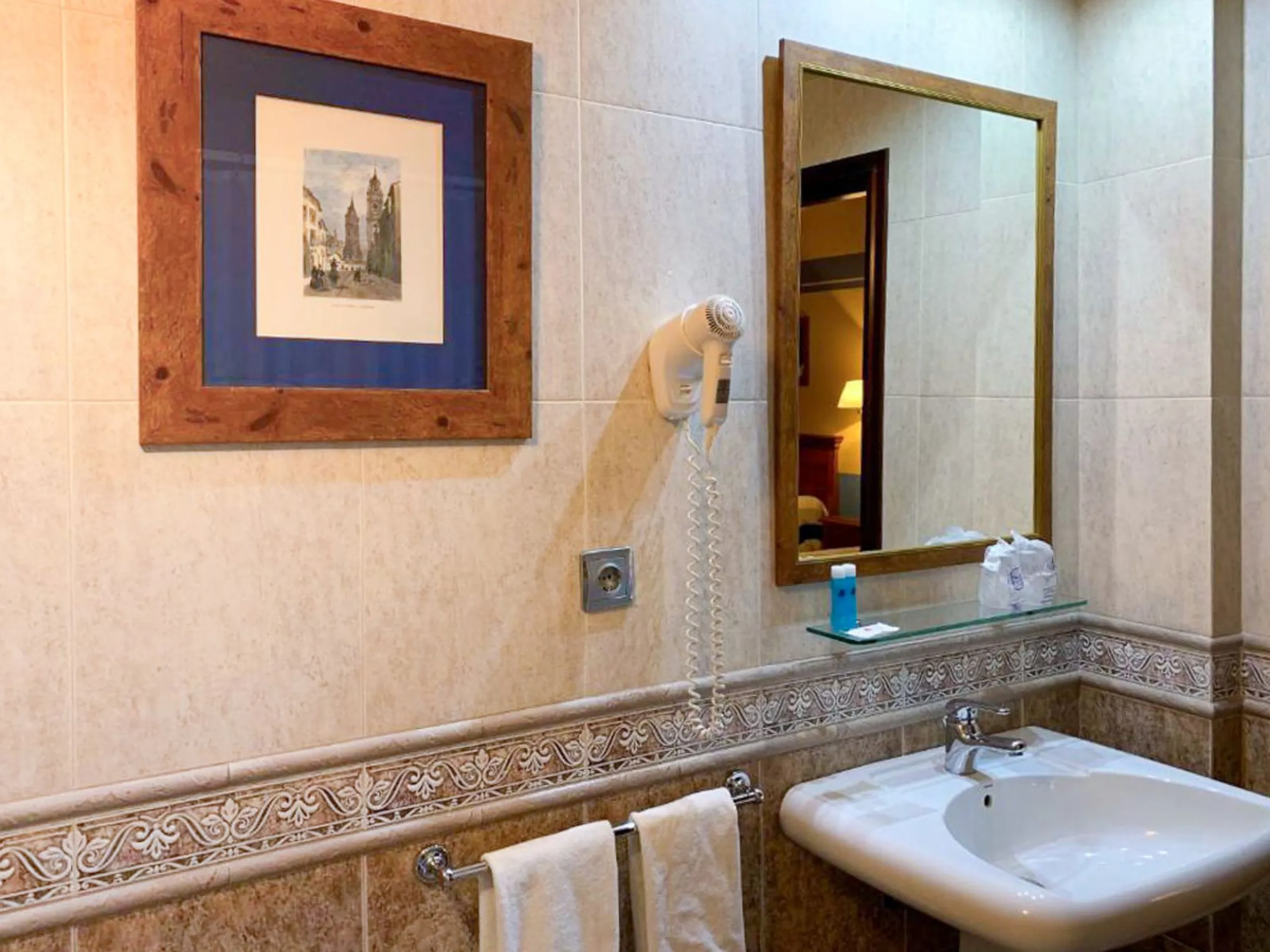 Commercial - Hotel в продаже в Antequera, Málaga. В доме 63 спален и 55 ванных комнат. Площадь дома 2460 м². Площадь участка 33000 м²