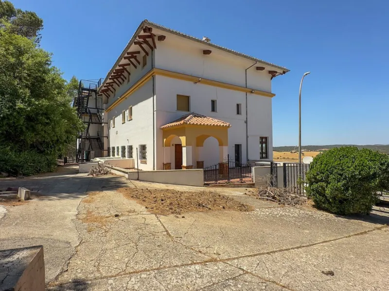 Commercial - Hotel в продаже в Antequera, Málaga. В доме 63 спален и 55 ванных комнат. Площадь дома 2460 м². Площадь участка 33000 м²