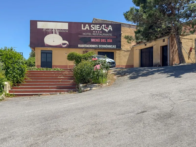 Commercial - Hotel в продаже в Antequera, Málaga. В доме 63 спален и 55 ванных комнат. Площадь дома 2460 м². Площадь участка 33000 м²
