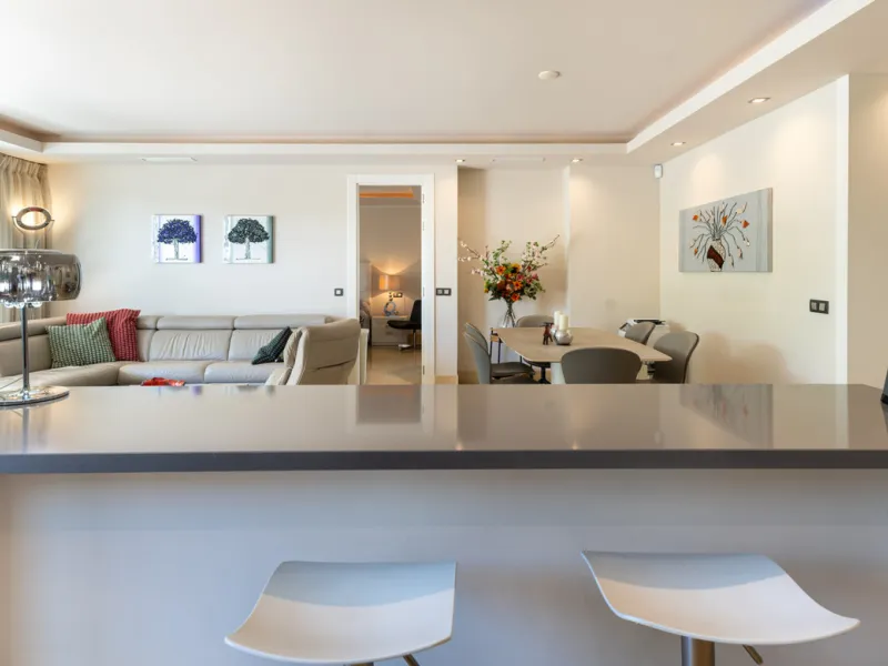 This modern apartment offers a range of features designed to enhance your living experience. The property boasts three bedrooms, each with its own en-suite bathroom, adding a touch of luxury. The apartment's west orientation allows for ample natural light