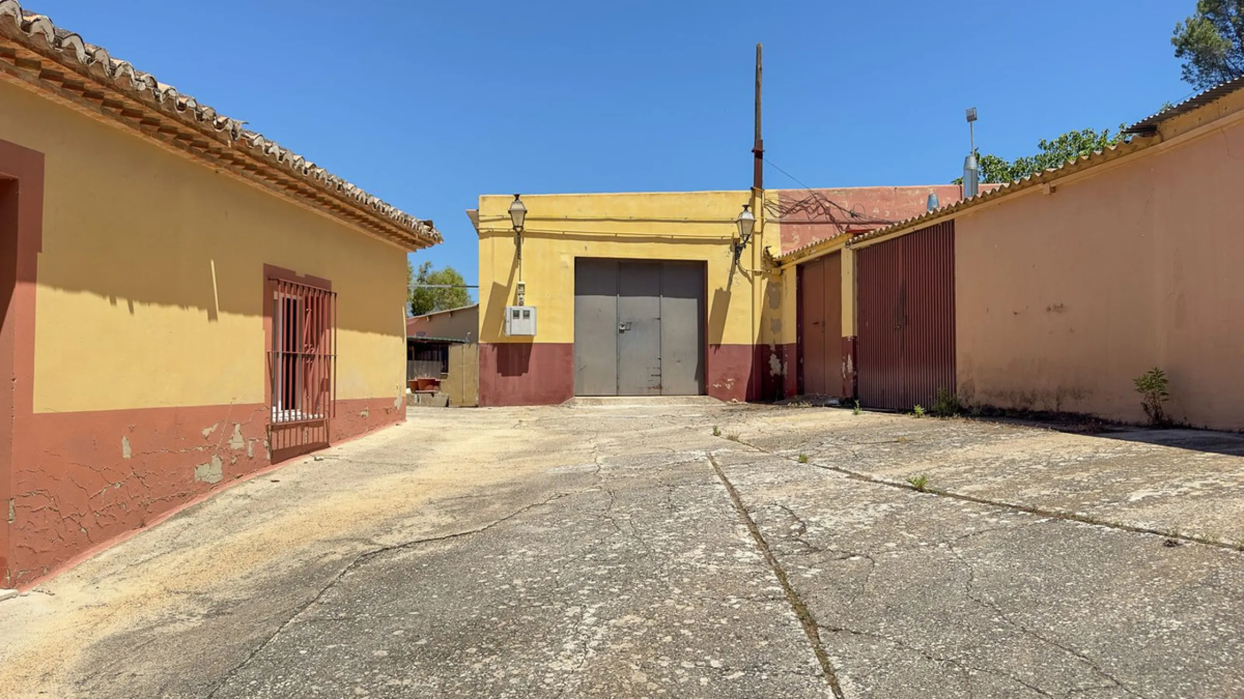 Commercial - Hotel в продаже в Antequera, Málaga. В доме 63 спален и 55 ванных комнат. Площадь дома 2460 м². Площадь участка 33000 м²