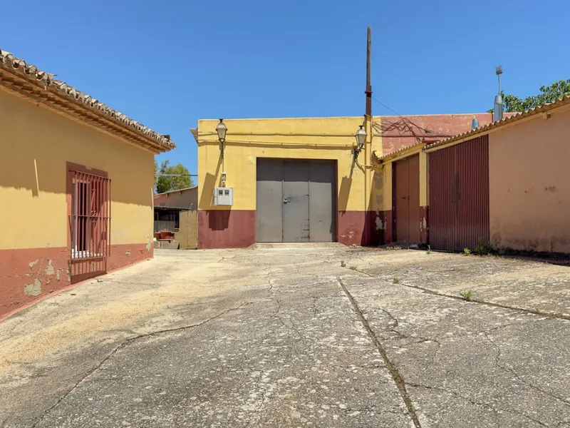 Commercial - Hotel в продаже в Antequera, Málaga. В доме 63 спален и 55 ванных комнат. Площадь дома 2460 м². Площадь участка 33000 м²
