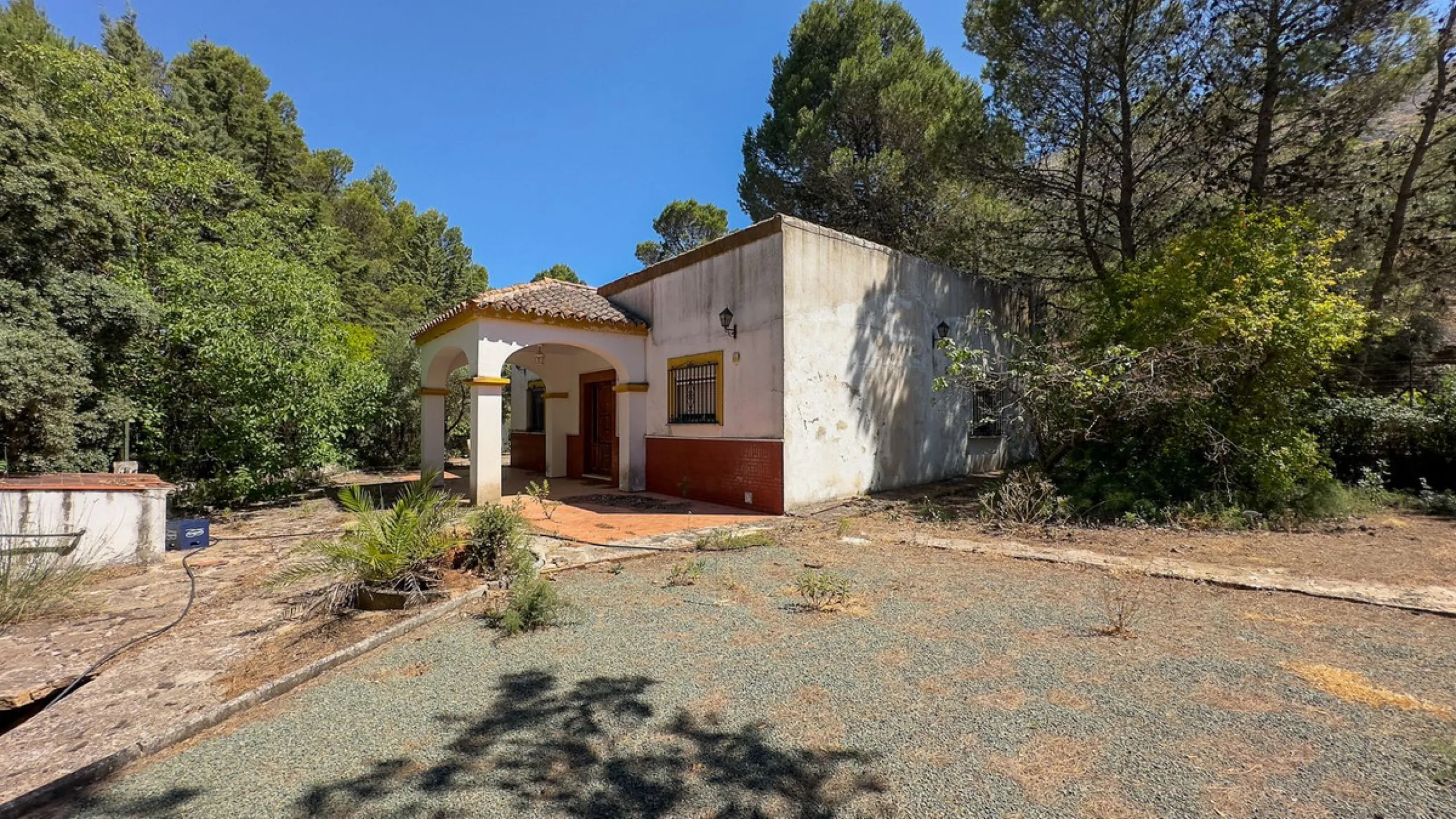 Commercial - Hotel в продаже в Antequera, Málaga. В доме 63 спален и 55 ванных комнат. Площадь дома 2460 м². Площадь участка 33000 м²