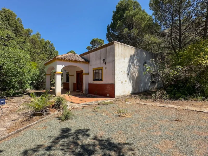 Commercial - Hotel в продаже в Antequera, Málaga. В доме 63 спален и 55 ванных комнат. Площадь дома 2460 м². Площадь участка 33000 м²