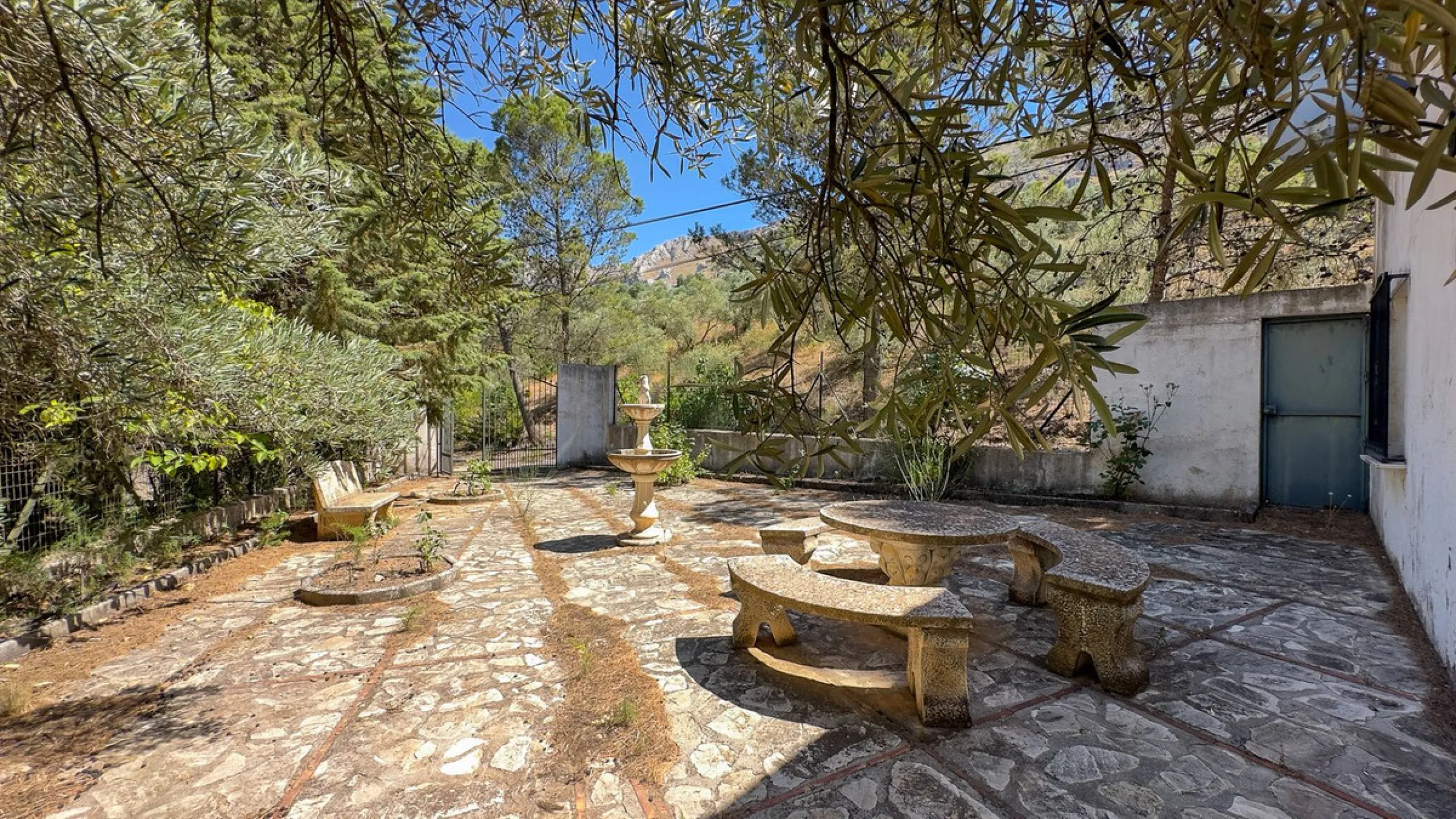Commercial - Hotel в продаже в Antequera, Málaga. В доме 63 спален и 55 ванных комнат. Площадь дома 2460 м². Площадь участка 33000 м²