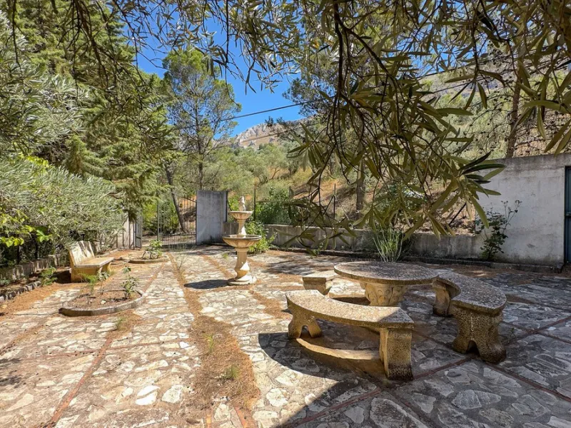 Commercial - Hotel в продаже в Antequera, Málaga. В доме 63 спален и 55 ванных комнат. Площадь дома 2460 м². Площадь участка 33000 м²