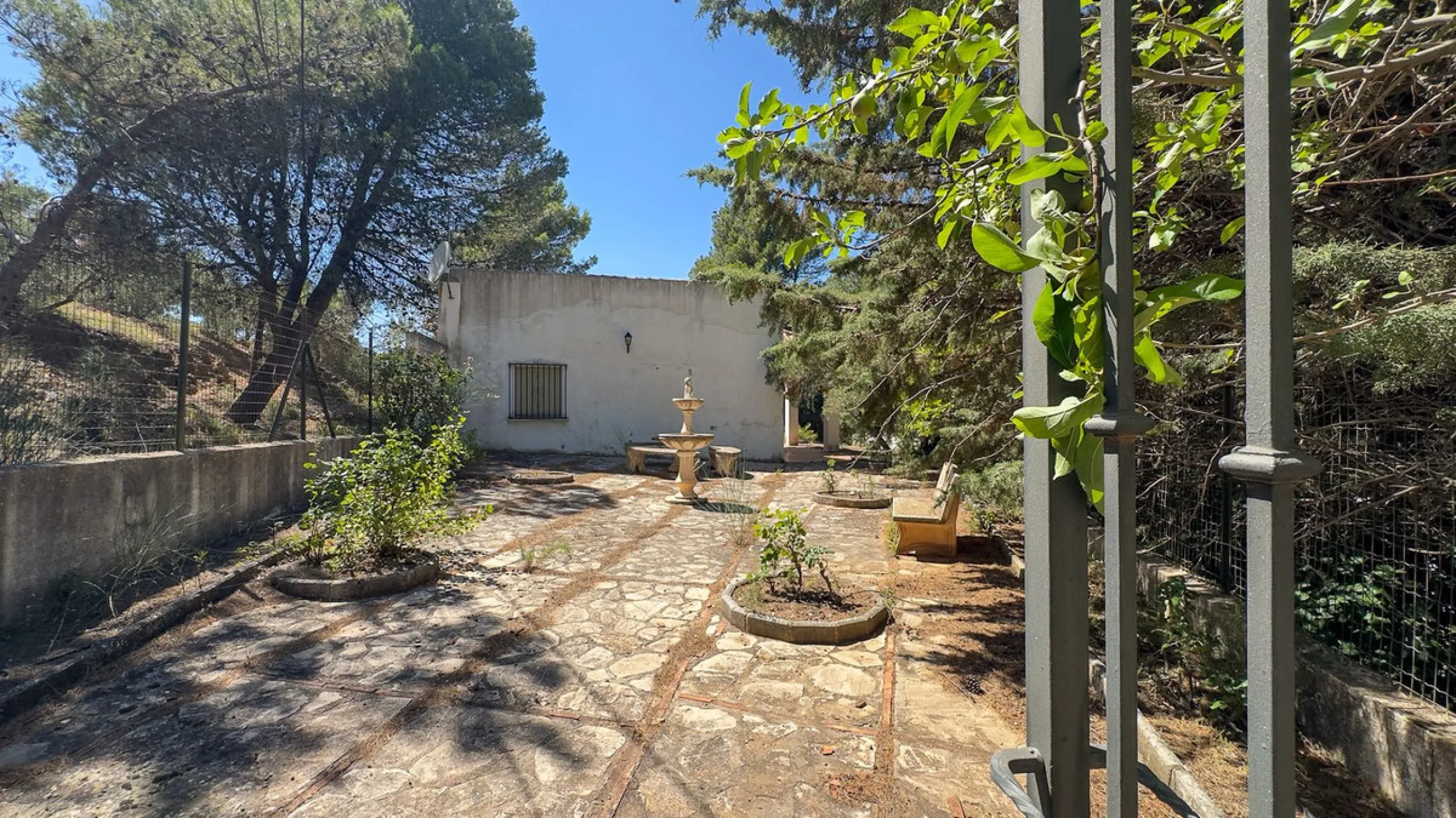 Commercial - Hotel в продаже в Antequera, Málaga. В доме 63 спален и 55 ванных комнат. Площадь дома 2460 м². Площадь участка 33000 м²