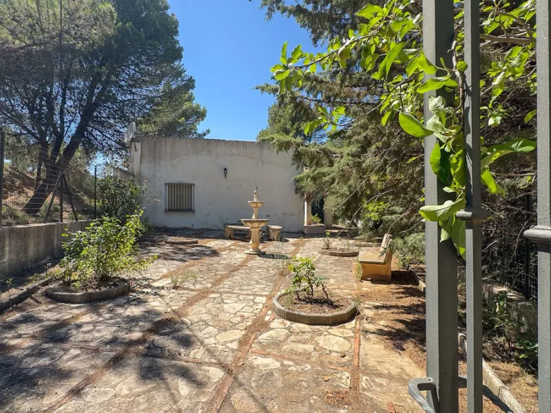 Commercial - Hotel в продаже в Antequera, Málaga. В доме 63 спален и 55 ванных комнат. Площадь дома 2460 м². Площадь участка 33000 м²