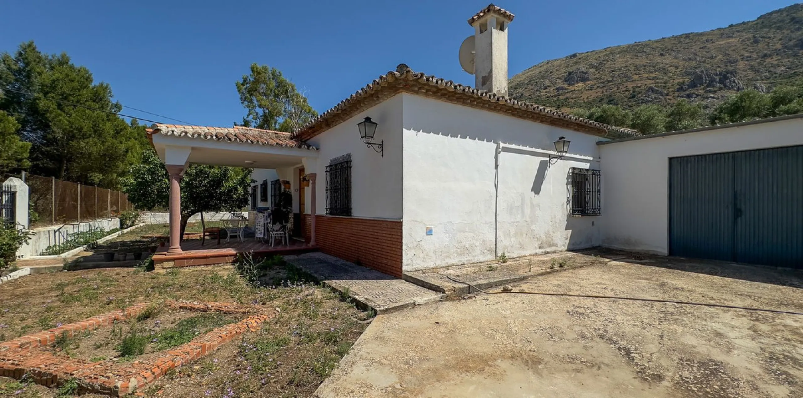 Commercial - Hotel в продаже в Antequera, Málaga. В доме 63 спален и 55 ванных комнат. Площадь дома 2460 м². Площадь участка 33000 м²