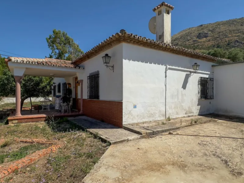 Commercial - Hotel в продаже в Antequera, Málaga. В доме 63 спален и 55 ванных комнат. Площадь дома 2460 м². Площадь участка 33000 м²