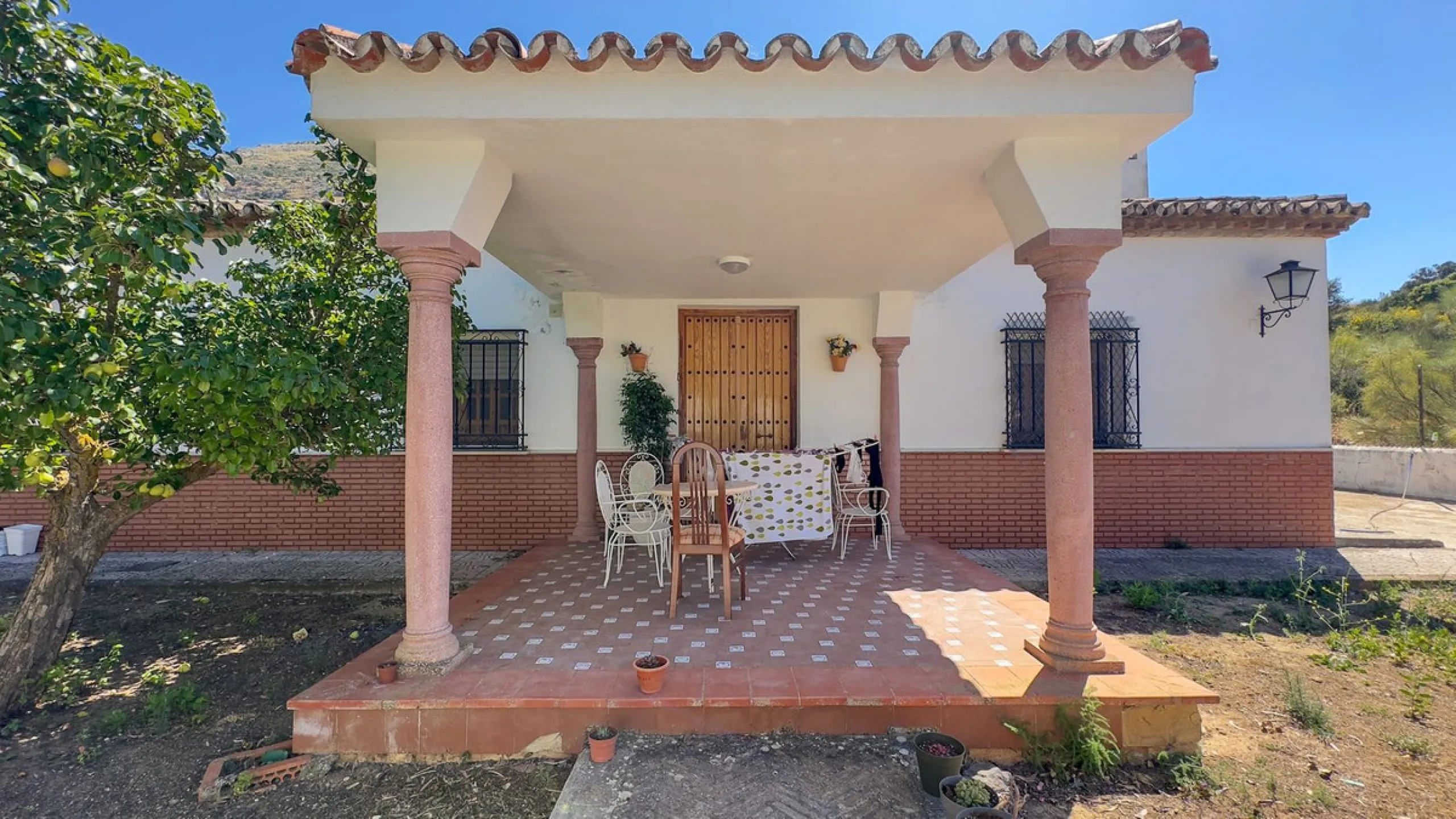 Commercial - Hotel в продаже в Antequera, Málaga. В доме 63 спален и 55 ванных комнат. Площадь дома 2460 м². Площадь участка 33000 м²