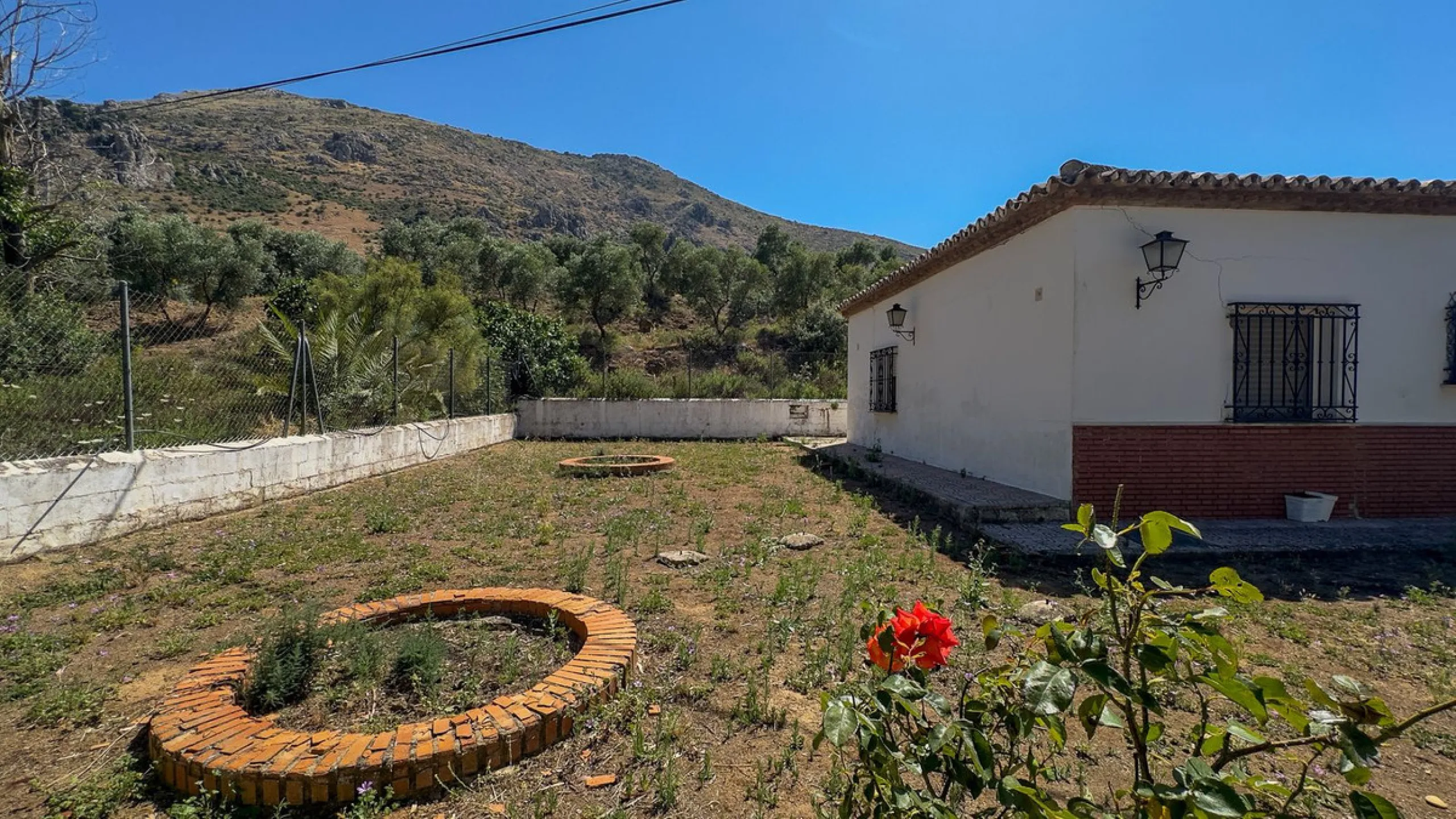Commercial - Hotel в продаже в Antequera, Málaga. В доме 63 спален и 55 ванных комнат. Площадь дома 2460 м². Площадь участка 33000 м²