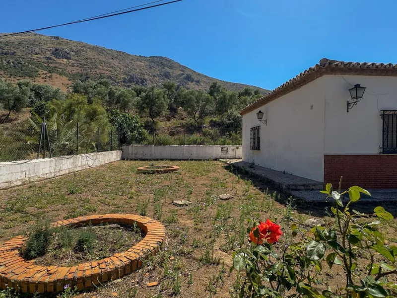 Commercial - Hotel в продаже в Antequera, Málaga. В доме 63 спален и 55 ванных комнат. Площадь дома 2460 м². Площадь участка 33000 м²