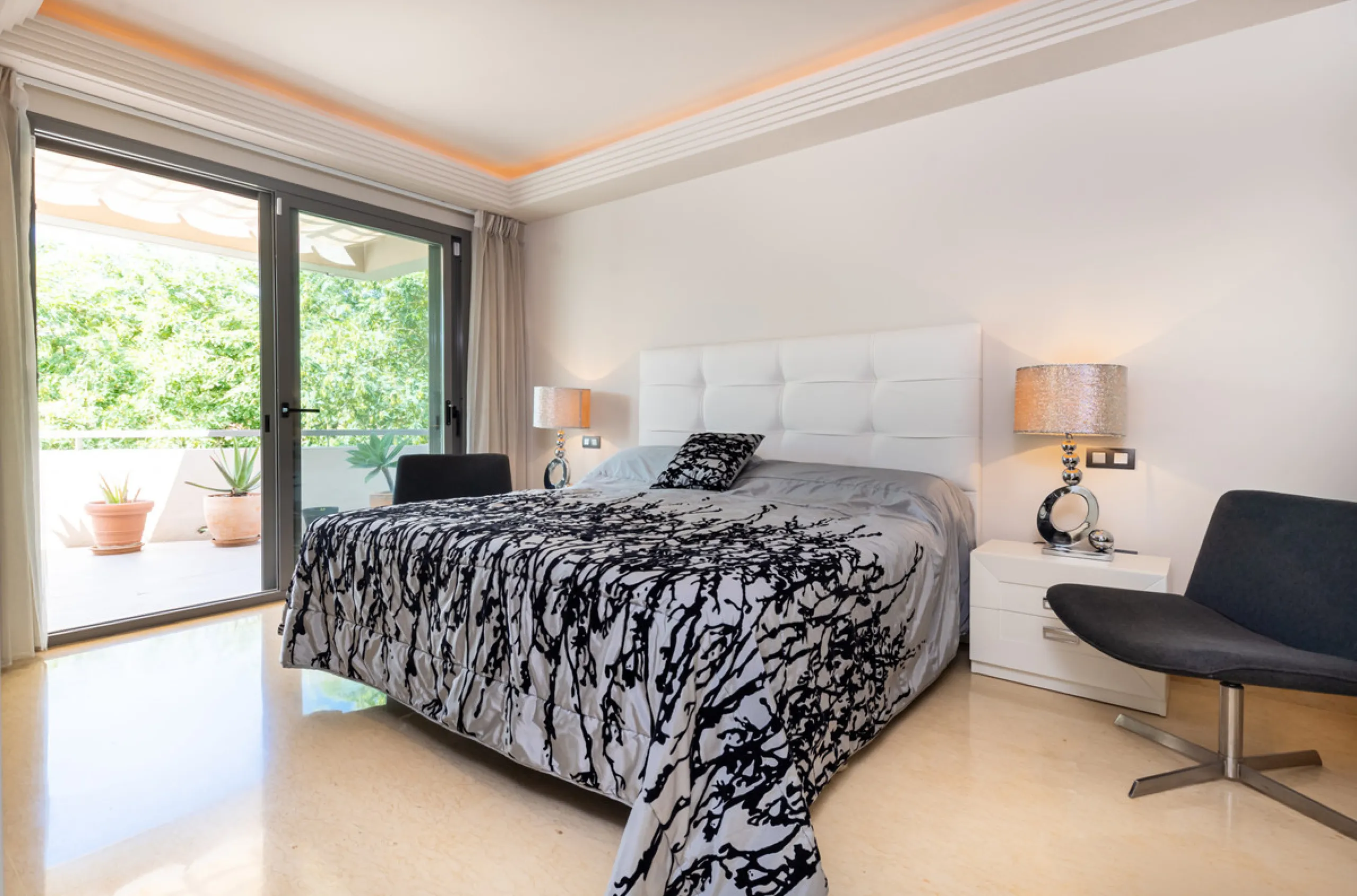 This modern apartment offers a range of features designed to enhance your living experience. The property boasts three bedrooms, each with its own en-suite bathroom, adding a touch of luxury. The apartment's west orientation allows for ample natural light