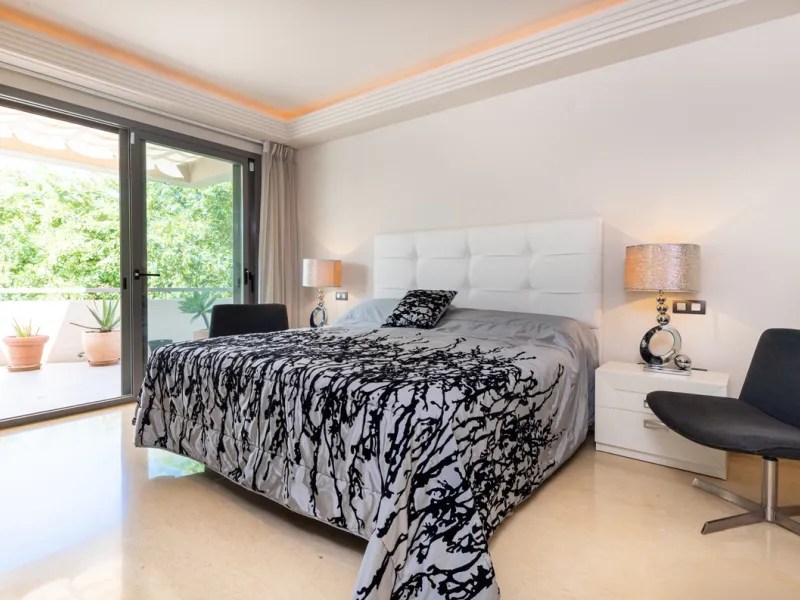 This modern apartment offers a range of features designed to enhance your living experience. The property boasts three bedrooms, each with its own en-suite bathroom, adding a touch of luxury. The apartment's west orientation allows for ample natural light