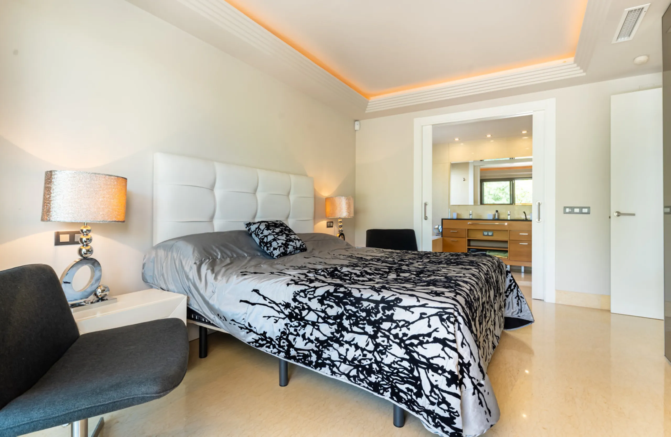 This modern apartment offers a range of features designed to enhance your living experience. The property boasts three bedrooms, each with its own en-suite bathroom, adding a touch of luxury. The apartment's west orientation allows for ample natural light