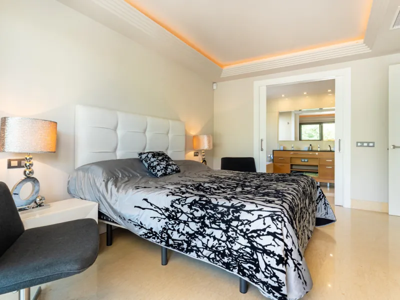 This modern apartment offers a range of features designed to enhance your living experience. The property boasts three bedrooms, each with its own en-suite bathroom, adding a touch of luxury. The apartment's west orientation allows for ample natural light