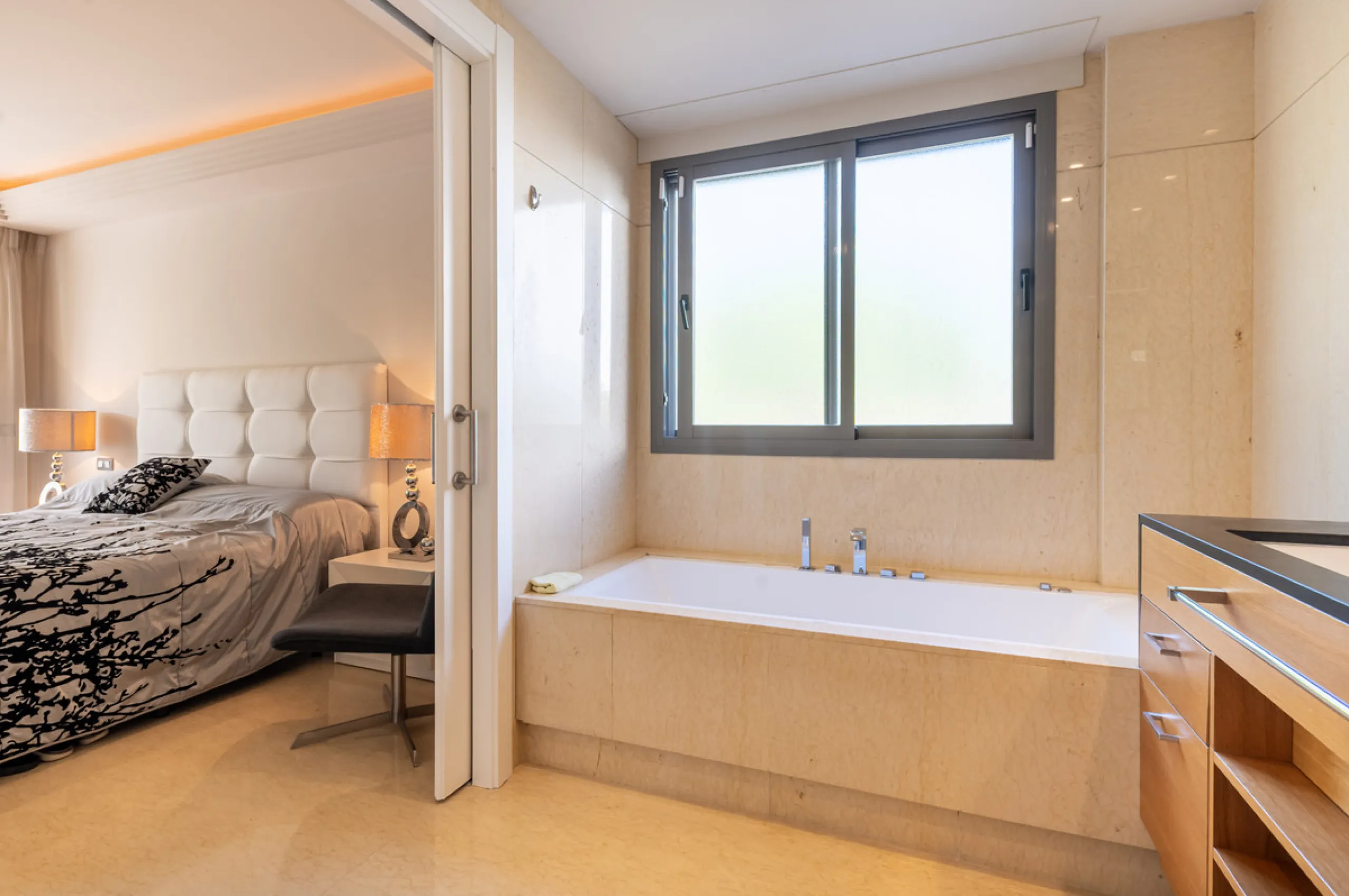 This modern apartment offers a range of features designed to enhance your living experience. The property boasts three bedrooms, each with its own en-suite bathroom, adding a touch of luxury. The apartment's west orientation allows for ample natural light