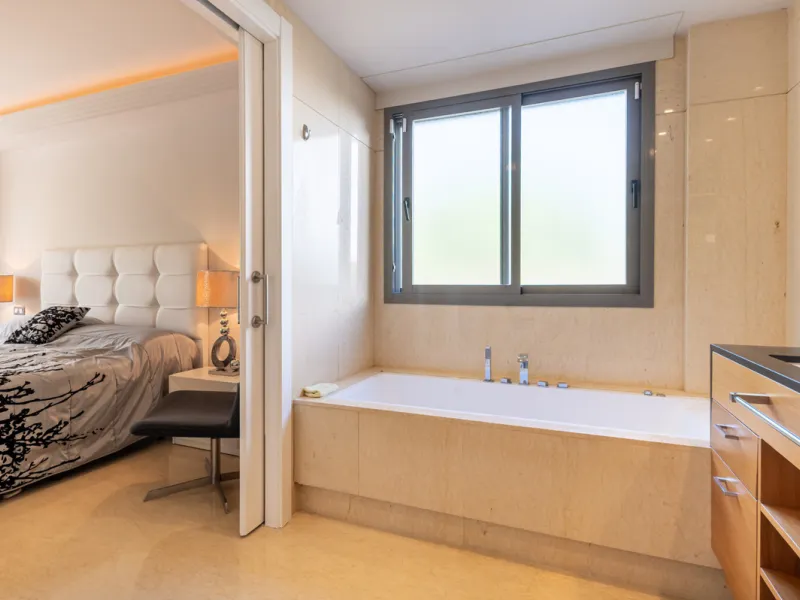 This modern apartment offers a range of features designed to enhance your living experience. The property boasts three bedrooms, each with its own en-suite bathroom, adding a touch of luxury. The apartment's west orientation allows for ample natural light