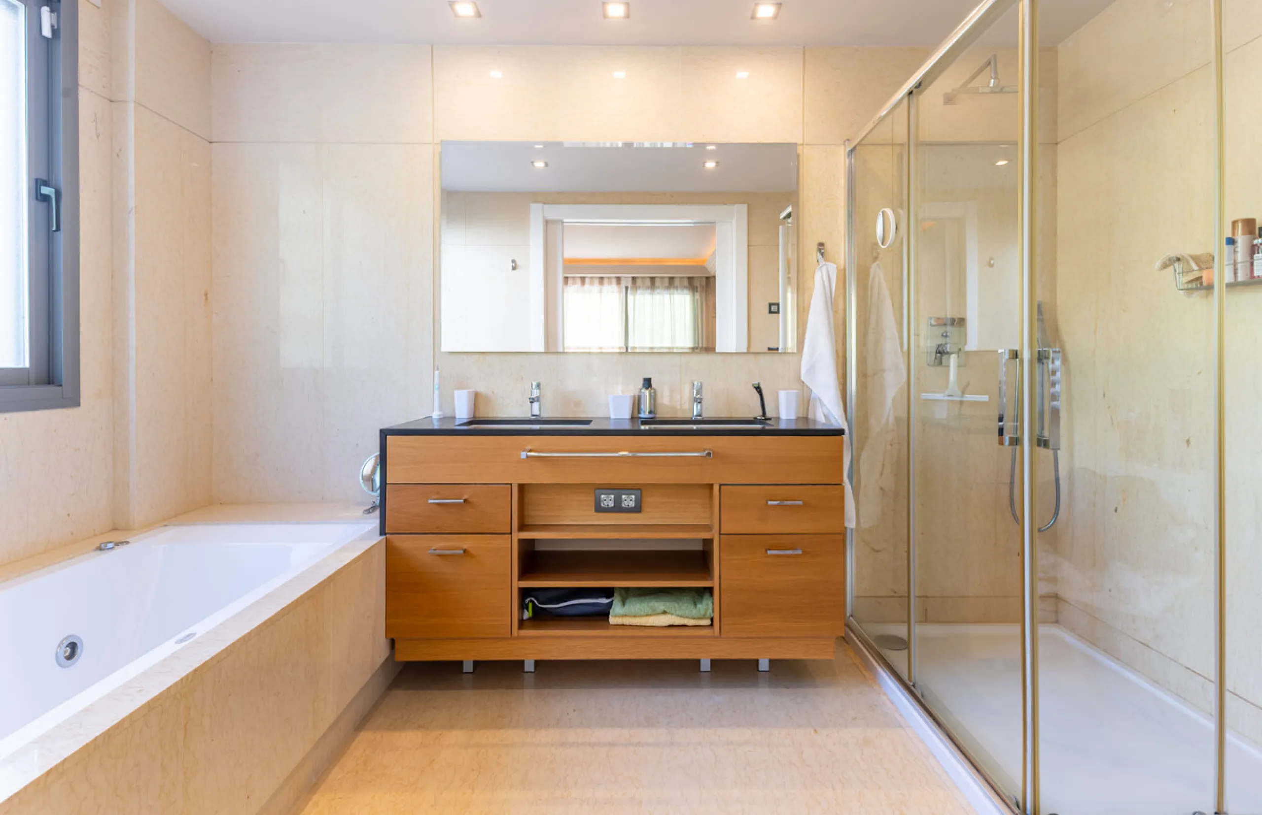 This modern apartment offers a range of features designed to enhance your living experience. The property boasts three bedrooms, each with its own en-suite bathroom, adding a touch of luxury. The apartment's west orientation allows for ample natural light