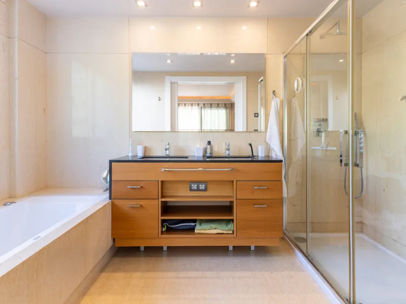 This modern apartment offers a range of features designed to enhance your living experience. The property boasts three bedrooms, each with its own en-suite bathroom, adding a touch of luxury. The apartment's west orientation allows for ample natural light