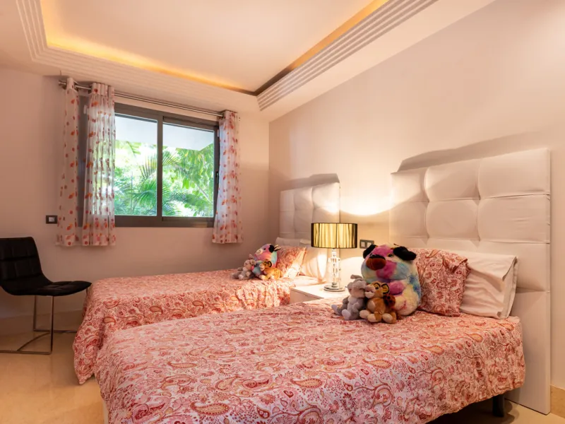 This modern apartment offers a range of features designed to enhance your living experience. The property boasts three bedrooms, each with its own en-suite bathroom, adding a touch of luxury. The apartment's west orientation allows for ample natural light