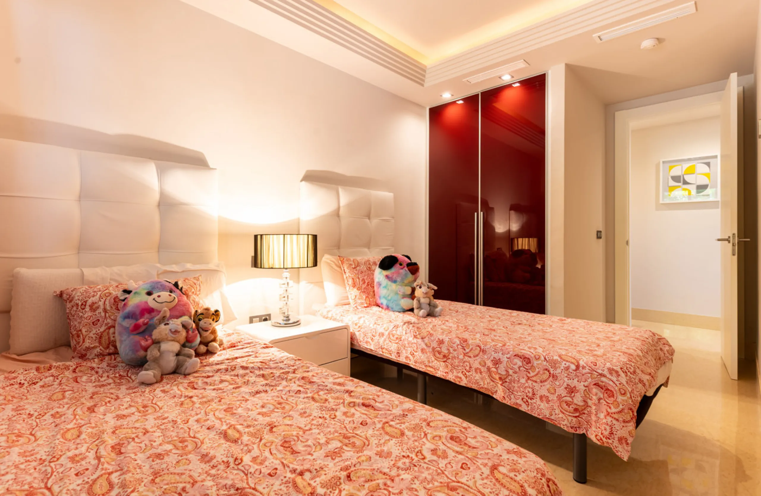 This modern apartment offers a range of features designed to enhance your living experience. The property boasts three bedrooms, each with its own en-suite bathroom, adding a touch of luxury. The apartment's west orientation allows for ample natural light