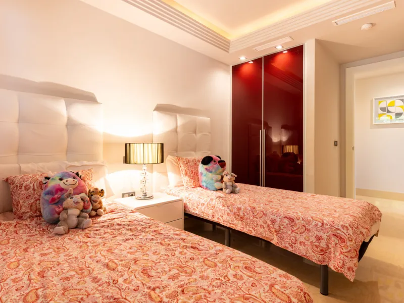 This modern apartment offers a range of features designed to enhance your living experience. The property boasts three bedrooms, each with its own en-suite bathroom, adding a touch of luxury. The apartment's west orientation allows for ample natural light