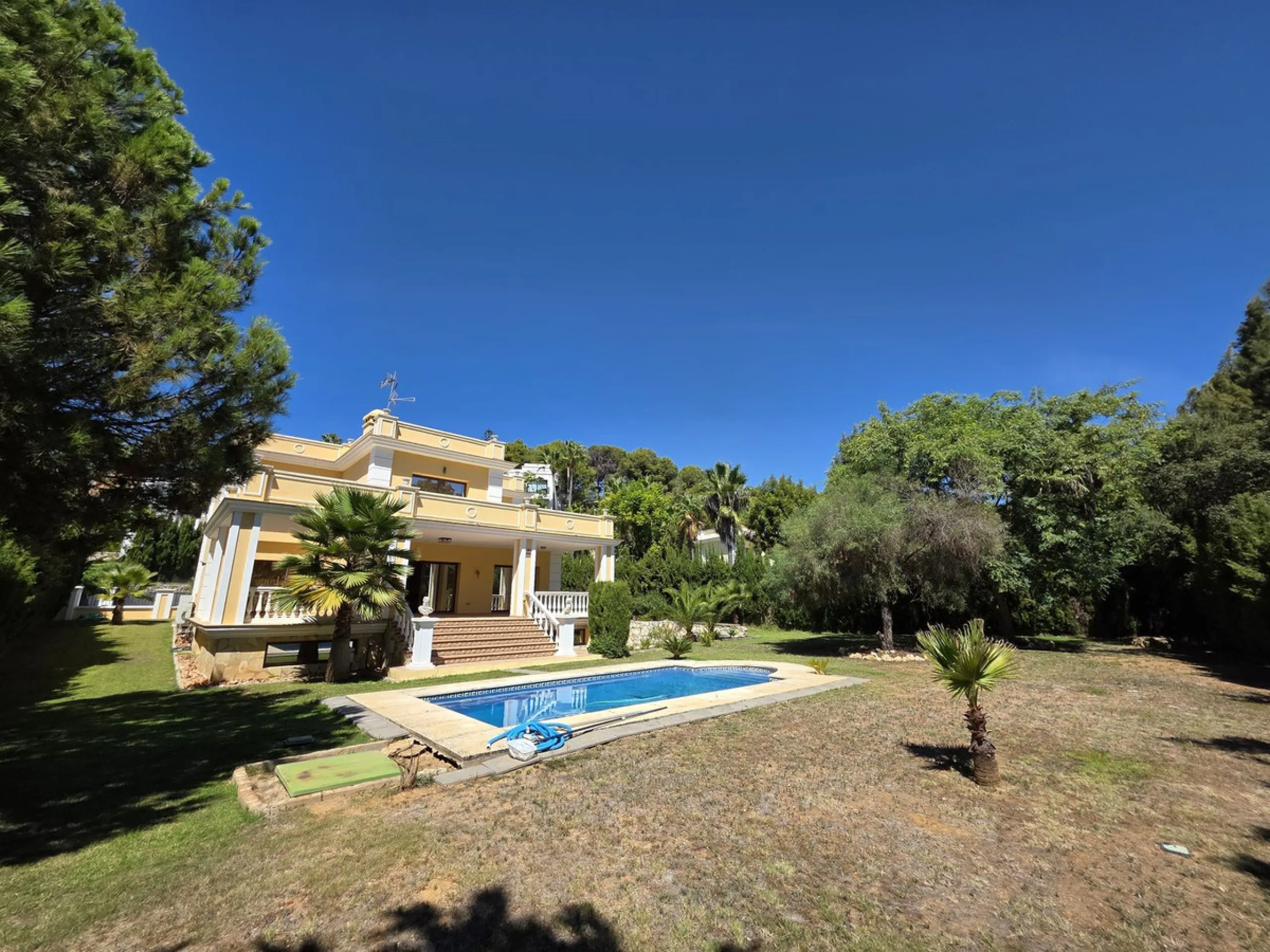 Luxury villa built on two floors plus a basement and a large garage for several cars, located in Hacienda Las Chapas, near Marbella and Malaga airport and Malaga city. Close to all services and near the beach! The villa is in perfect condition, offering f