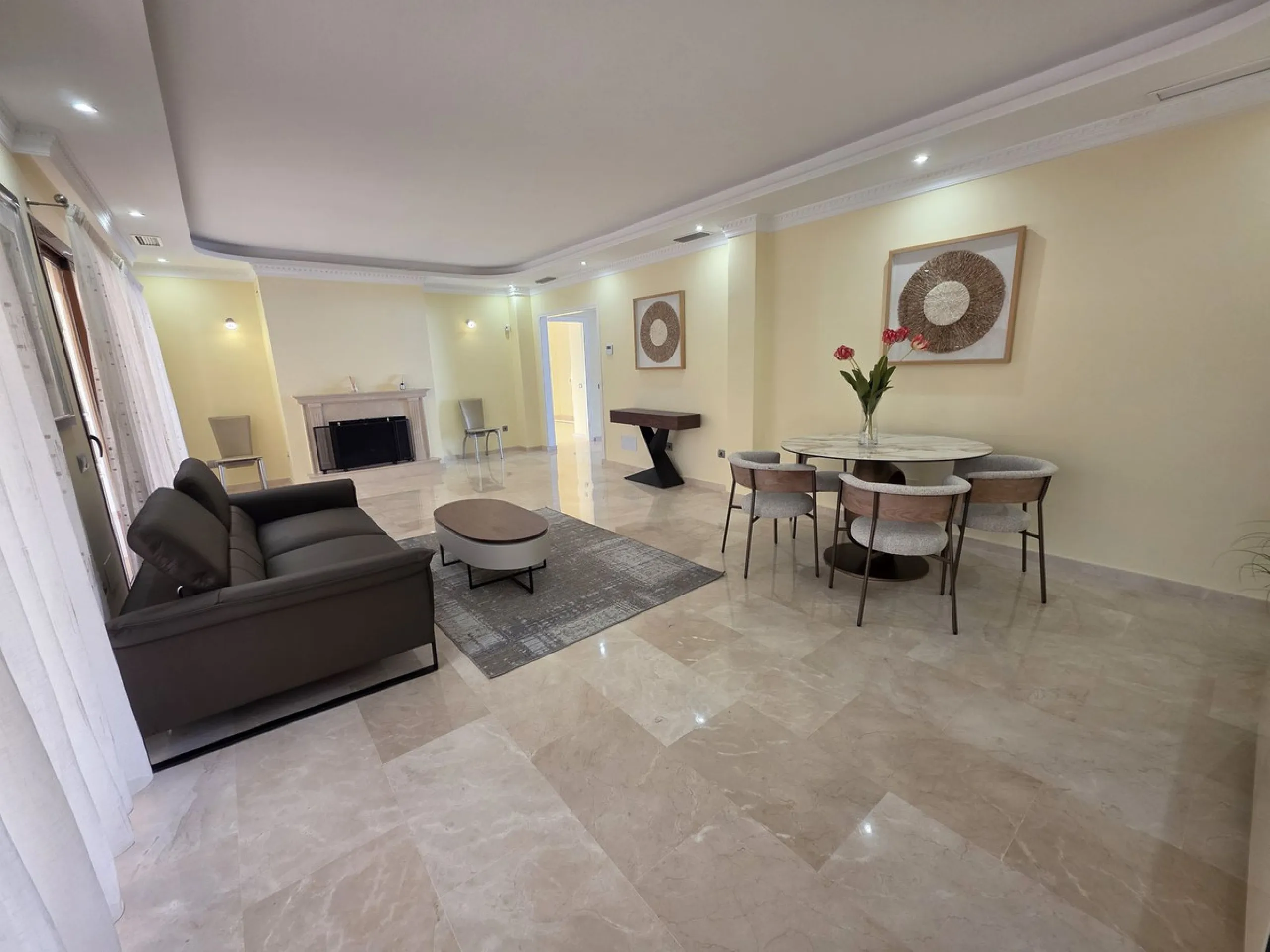 Luxury villa built on two floors plus a basement and a large garage for several cars, located in Hacienda Las Chapas, near Marbella and Malaga airport and Malaga city. Close to all services and near the beach! The villa is in perfect condition, offering f