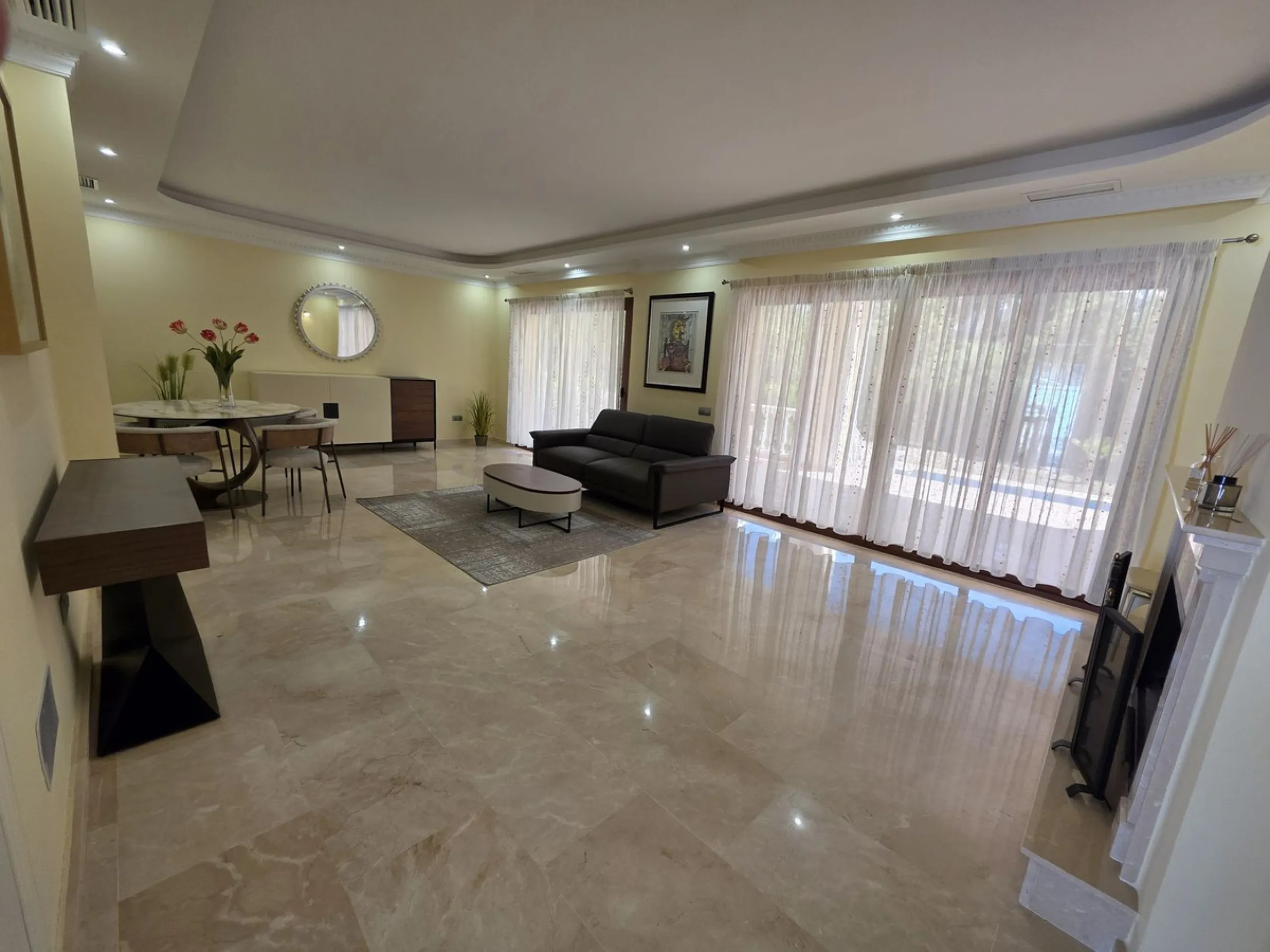Luxury villa built on two floors plus a basement and a large garage for several cars, located in Hacienda Las Chapas, near Marbella and Malaga airport and Malaga city. Close to all services and near the beach! The villa is in perfect condition, offering f