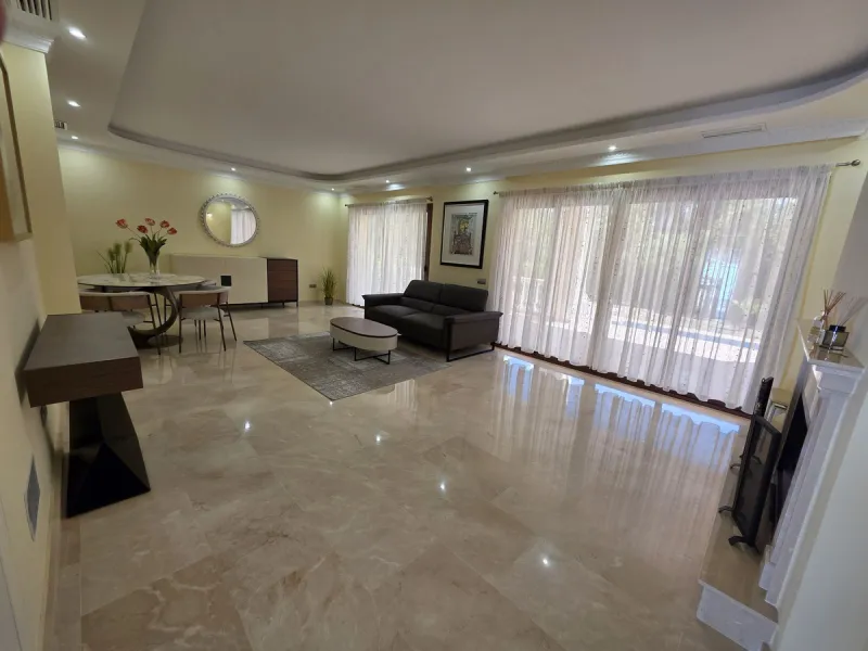 Luxury villa built on two floors plus a basement and a large garage for several cars, located in Hacienda Las Chapas, near Marbella and Malaga airport and Malaga city. Close to all services and near the beach! The villa is in perfect condition, offering f