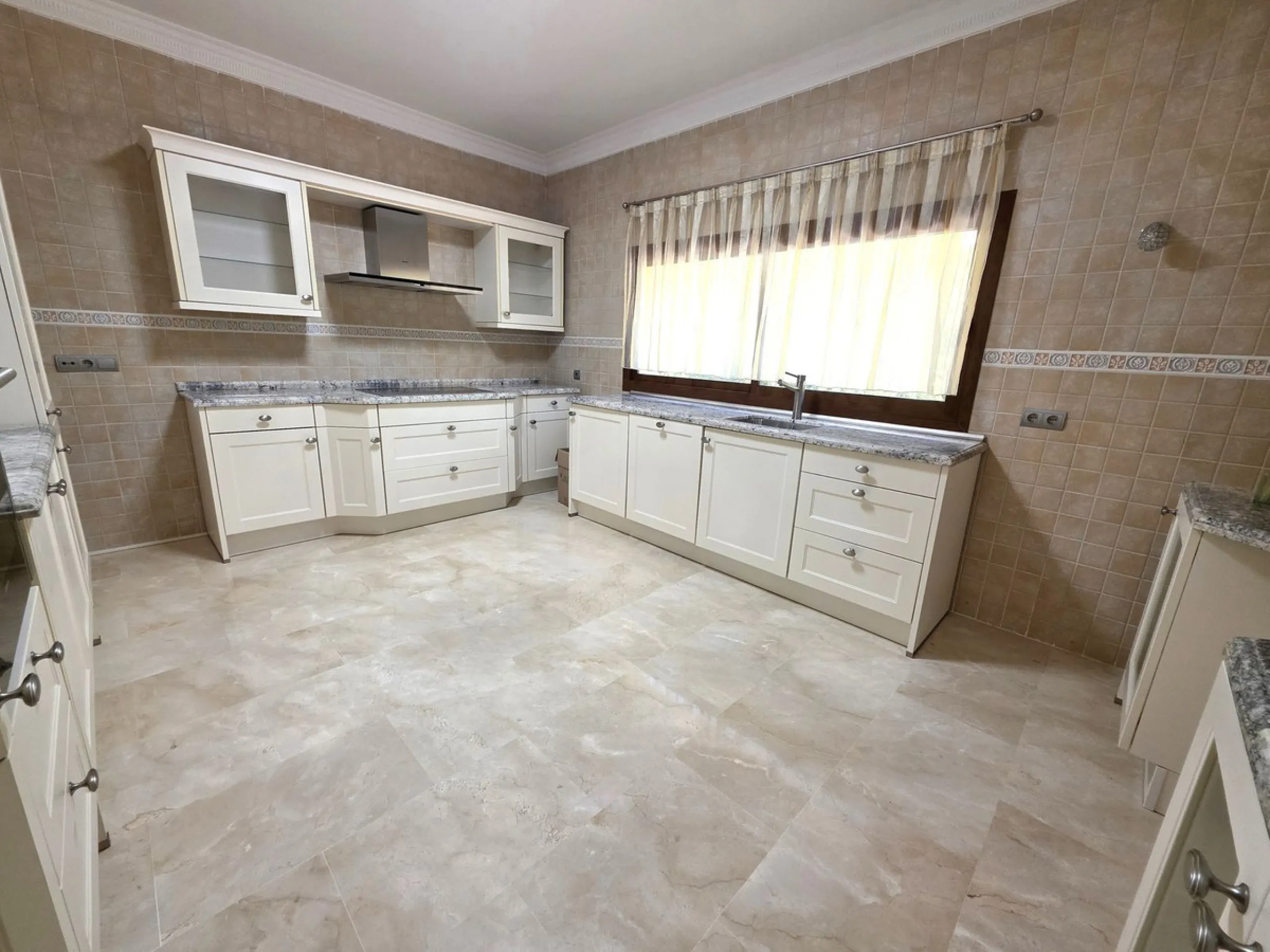 Luxury villa built on two floors plus a basement and a large garage for several cars, located in Hacienda Las Chapas, near Marbella and Malaga airport and Malaga city. Close to all services and near the beach! The villa is in perfect condition, offering f