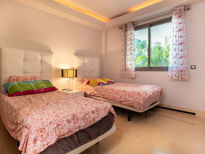 This modern apartment offers a range of features designed to enhance your living experience. The property boasts three bedrooms, each with its own en-suite bathroom, adding a touch of luxury. The apartment's west orientation allows for ample natural light
