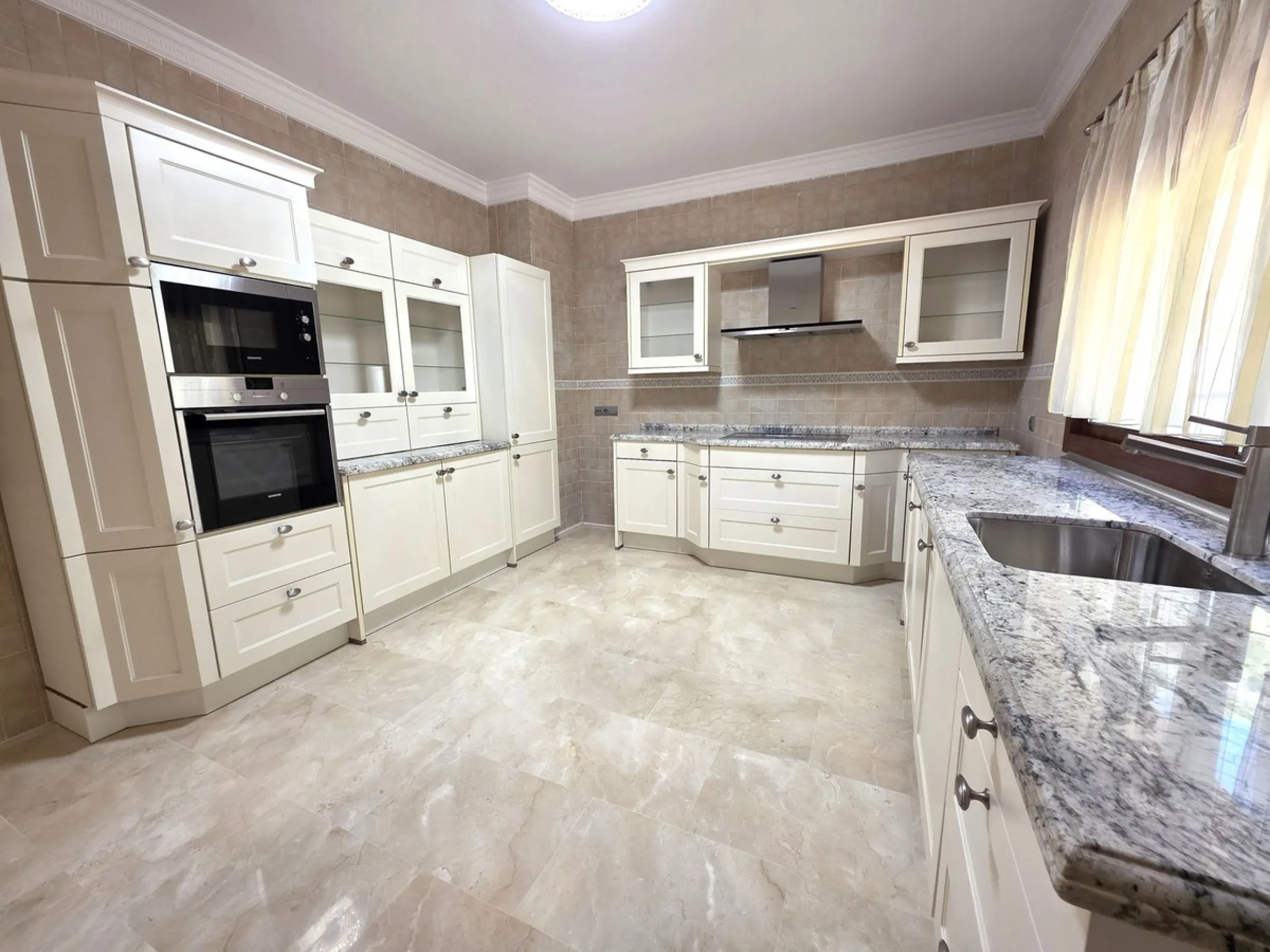 Luxury villa built on two floors plus a basement and a large garage for several cars, located in Hacienda Las Chapas, near Marbella and Malaga airport and Malaga city. Close to all services and near the beach! The villa is in perfect condition, offering f