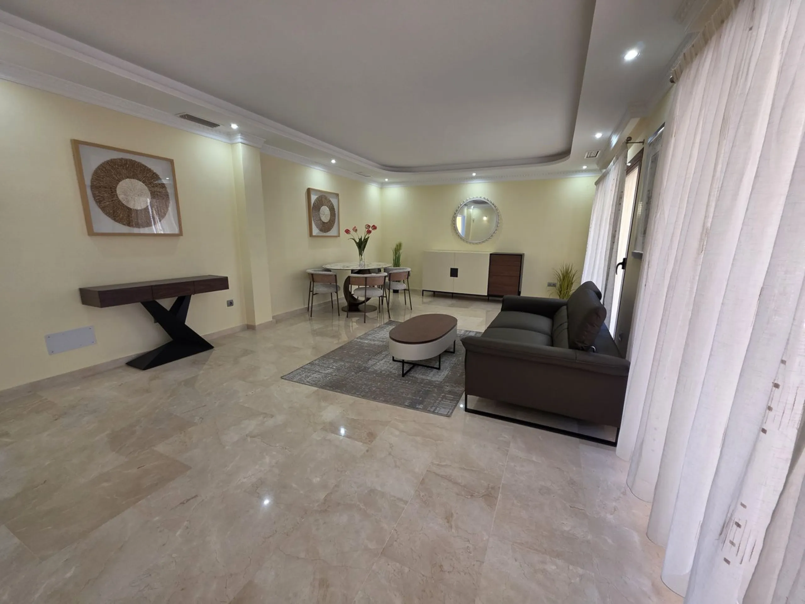 Luxury villa built on two floors plus a basement and a large garage for several cars, located in Hacienda Las Chapas, near Marbella and Malaga airport and Malaga city. Close to all services and near the beach! The villa is in perfect condition, offering f