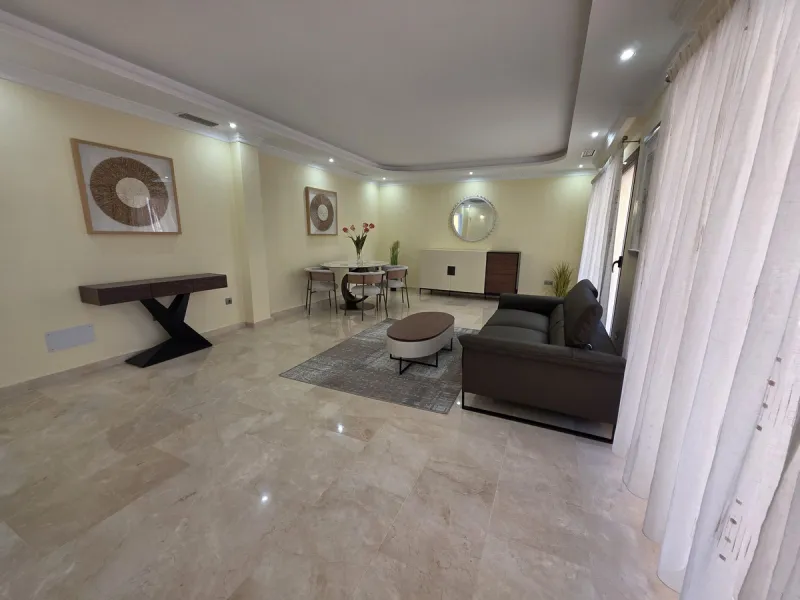 Luxury villa built on two floors plus a basement and a large garage for several cars, located in Hacienda Las Chapas, near Marbella and Malaga airport and Malaga city. Close to all services and near the beach! The villa is in perfect condition, offering f