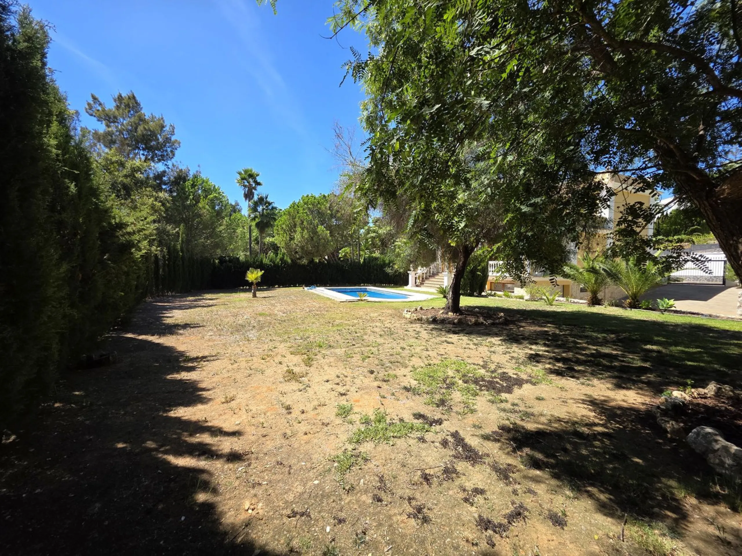 Luxury villa built on two floors plus a basement and a large garage for several cars, located in Hacienda Las Chapas, near Marbella and Malaga airport and Malaga city. Close to all services and near the beach! The villa is in perfect condition, offering f