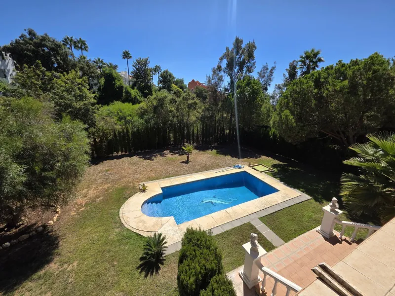 Luxury villa built on two floors plus a basement and a large garage for several cars, located in Hacienda Las Chapas, near Marbella and Malaga airport and Malaga city. Close to all services and near the beach! The villa is in perfect condition, offering f