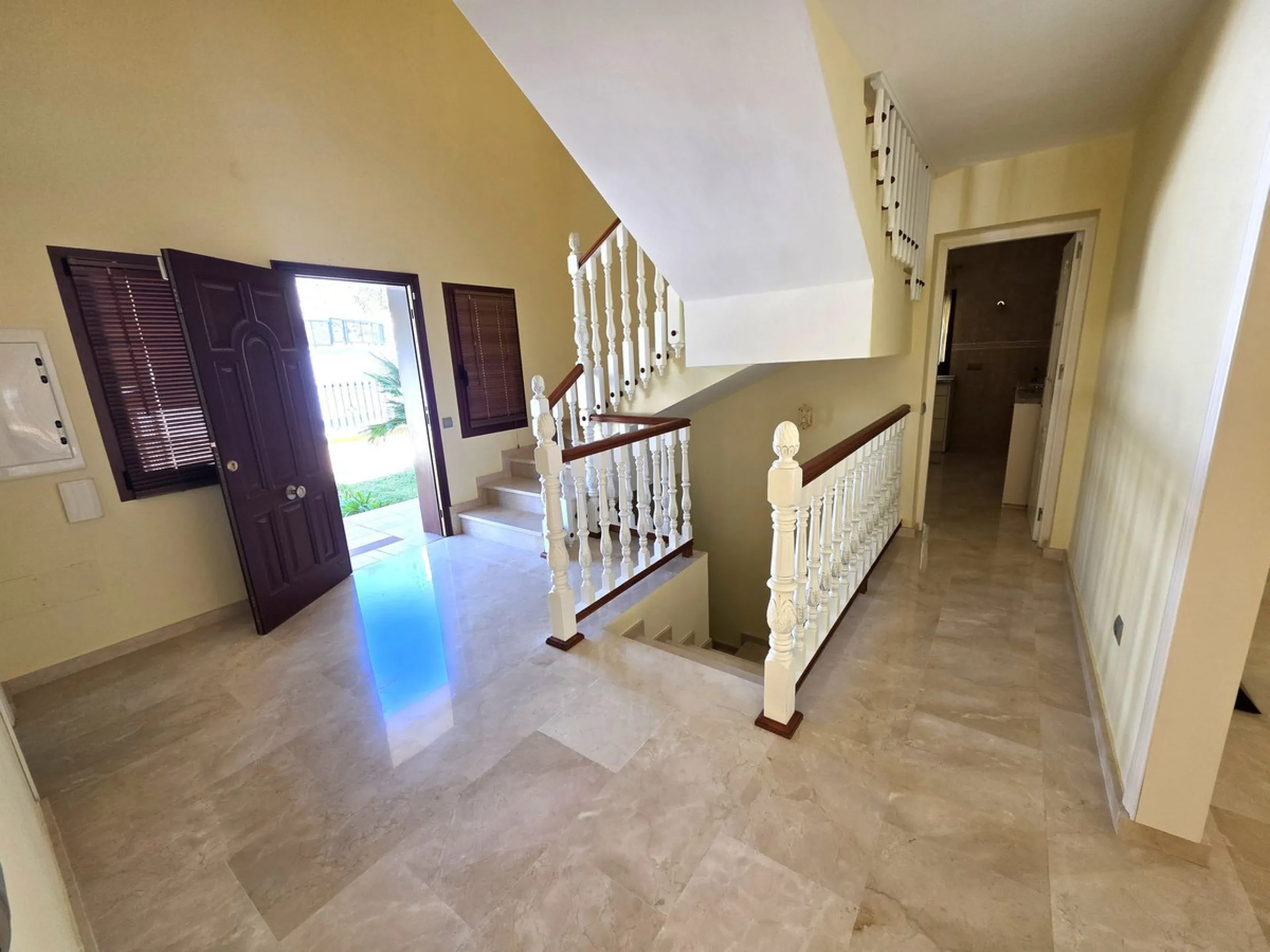 Luxury villa built on two floors plus a basement and a large garage for several cars, located in Hacienda Las Chapas, near Marbella and Malaga airport and Malaga city. Close to all services and near the beach! The villa is in perfect condition, offering f