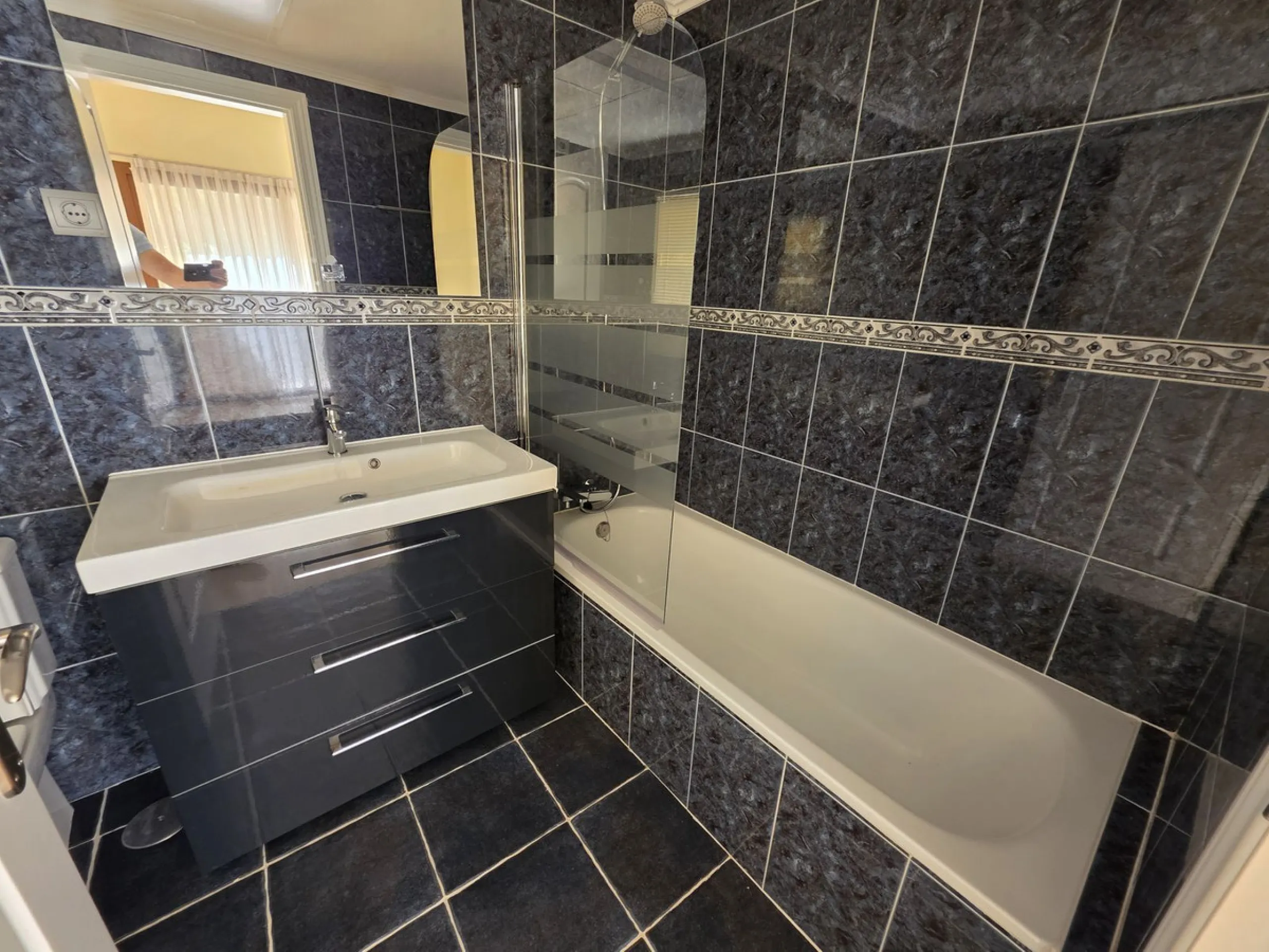 Luxury villa built on two floors plus a basement and a large garage for several cars, located in Hacienda Las Chapas, near Marbella and Malaga airport and Malaga city. Close to all services and near the beach! The villa is in perfect condition, offering f