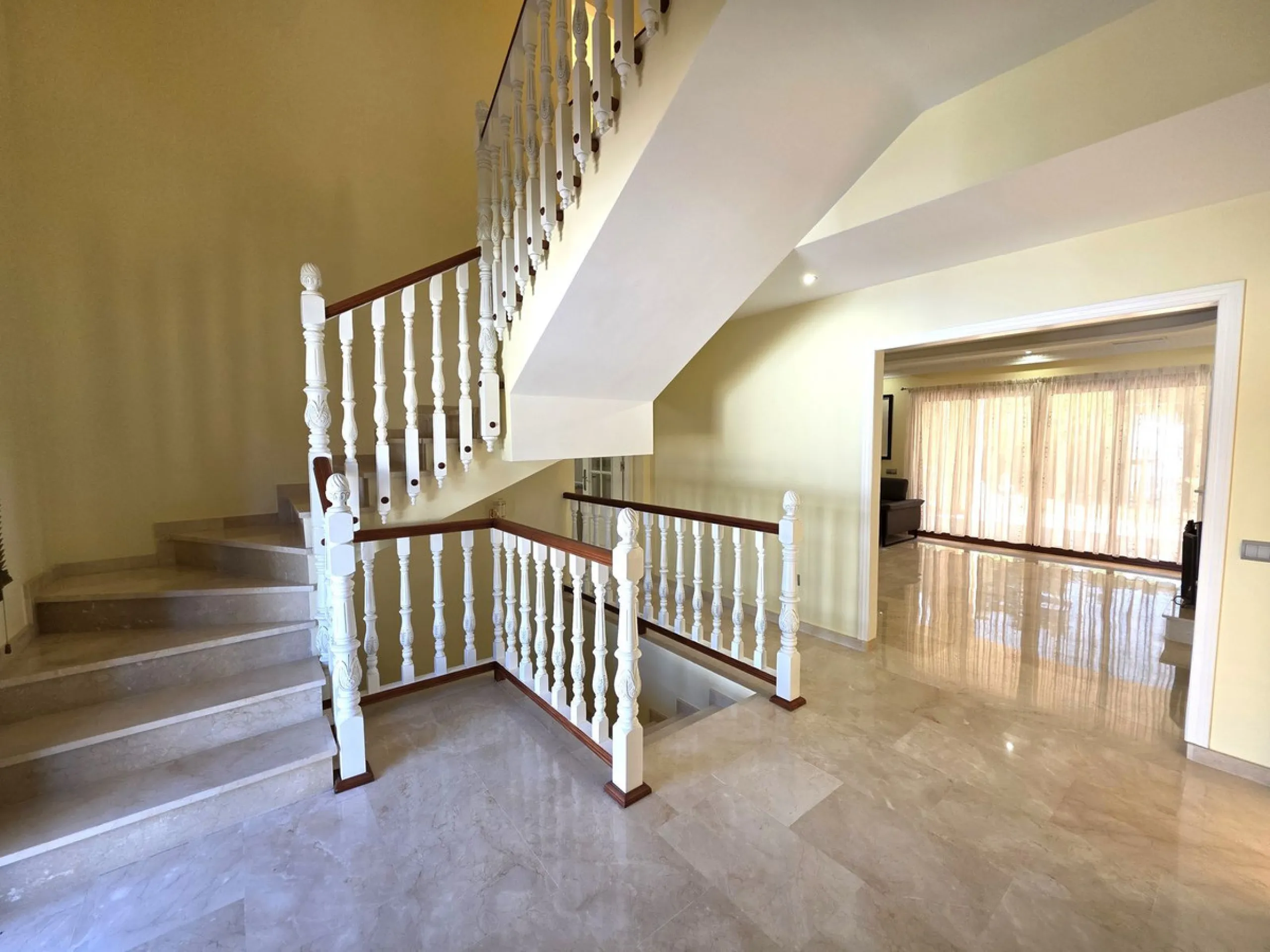 Luxury villa built on two floors plus a basement and a large garage for several cars, located in Hacienda Las Chapas, near Marbella and Malaga airport and Malaga city. Close to all services and near the beach! The villa is in perfect condition, offering f