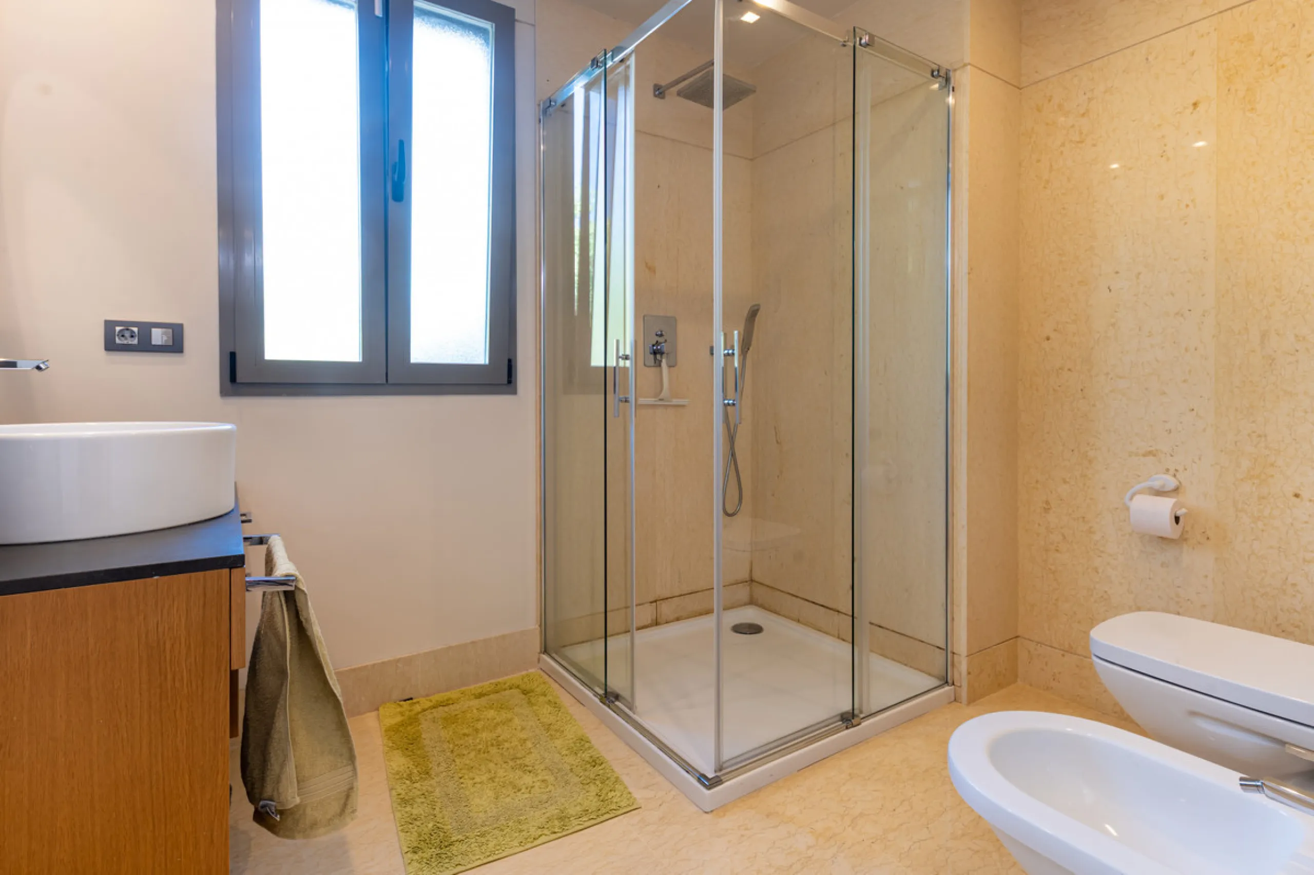 This modern apartment offers a range of features designed to enhance your living experience. The property boasts three bedrooms, each with its own en-suite bathroom, adding a touch of luxury. The apartment's west orientation allows for ample natural light