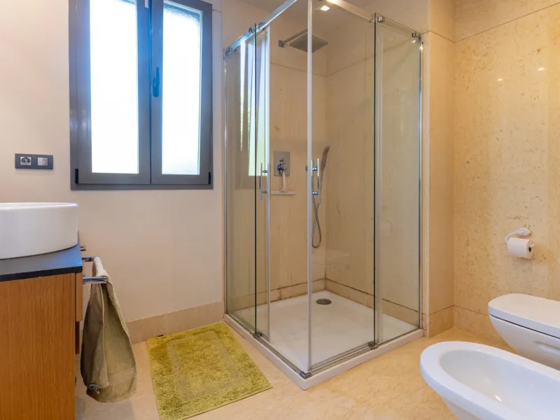 This modern apartment offers a range of features designed to enhance your living experience. The property boasts three bedrooms, each with its own en-suite bathroom, adding a touch of luxury. The apartment's west orientation allows for ample natural light
