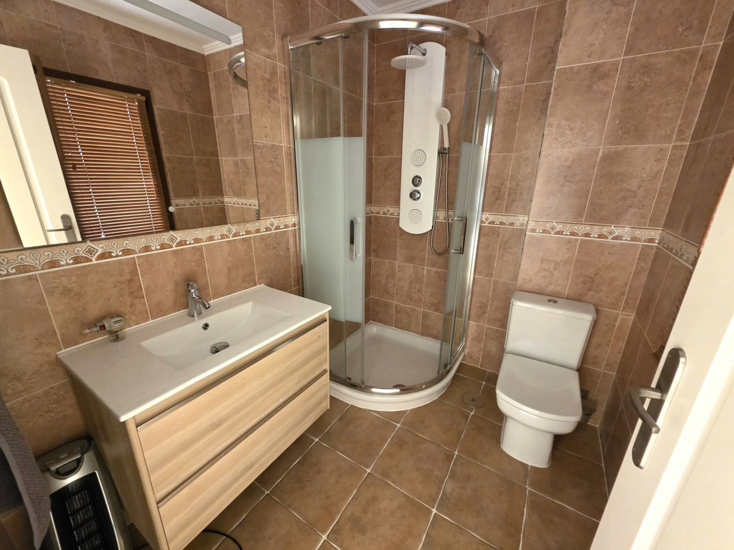 Luxury villa built on two floors plus a basement and a large garage for several cars, located in Hacienda Las Chapas, near Marbella and Malaga airport and Malaga city. Close to all services and near the beach! The villa is in perfect condition, offering f