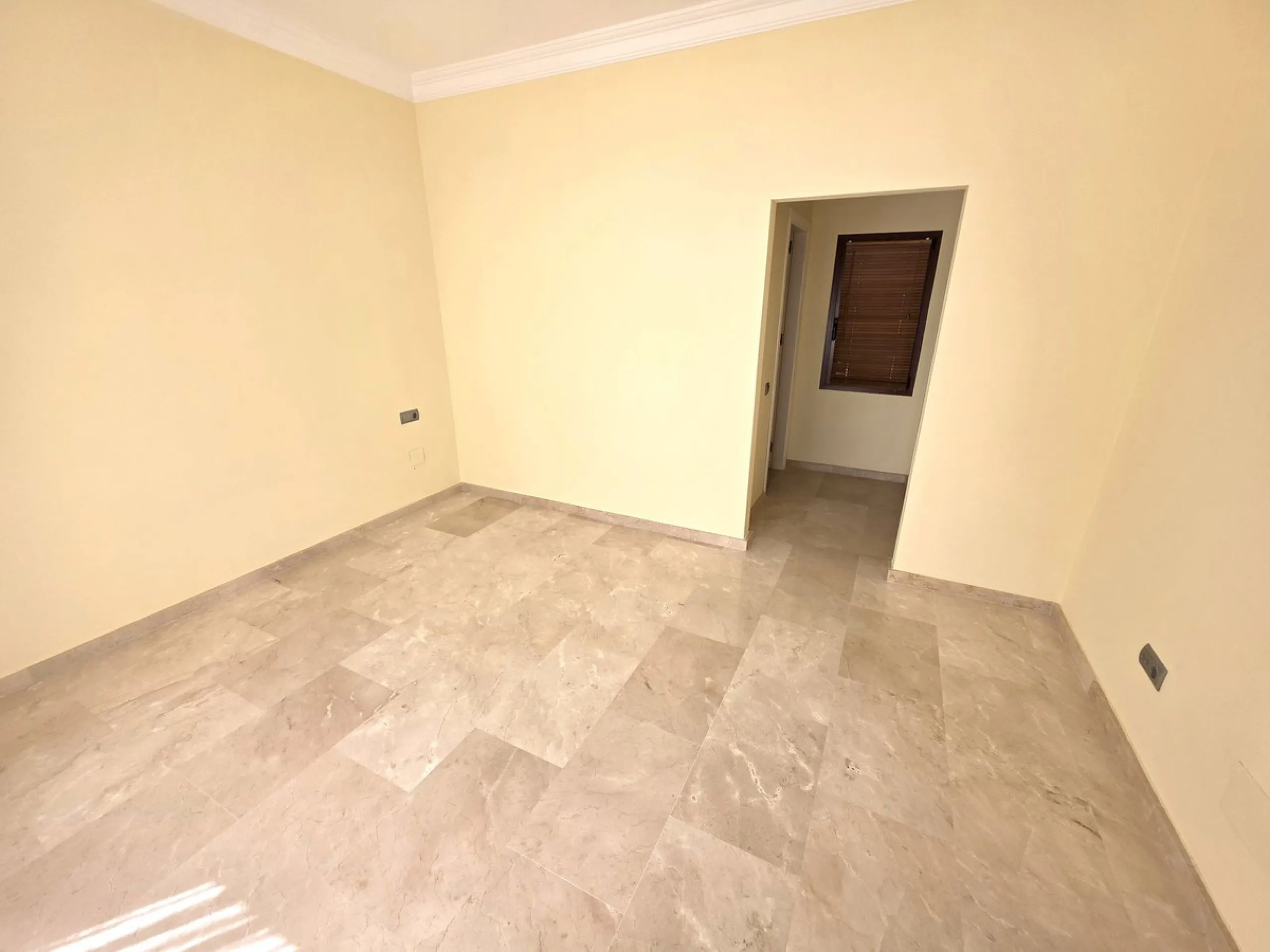 Luxury villa built on two floors plus a basement and a large garage for several cars, located in Hacienda Las Chapas, near Marbella and Malaga airport and Malaga city. Close to all services and near the beach! The villa is in perfect condition, offering f
