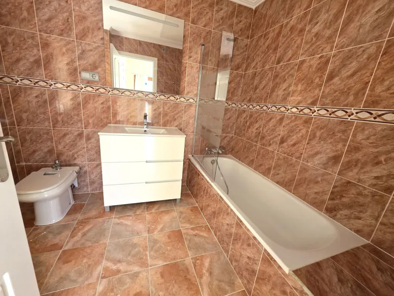 Luxury villa built on two floors plus a basement and a large garage for several cars, located in Hacienda Las Chapas, near Marbella and Malaga airport and Malaga city. Close to all services and near the beach! The villa is in perfect condition, offering f