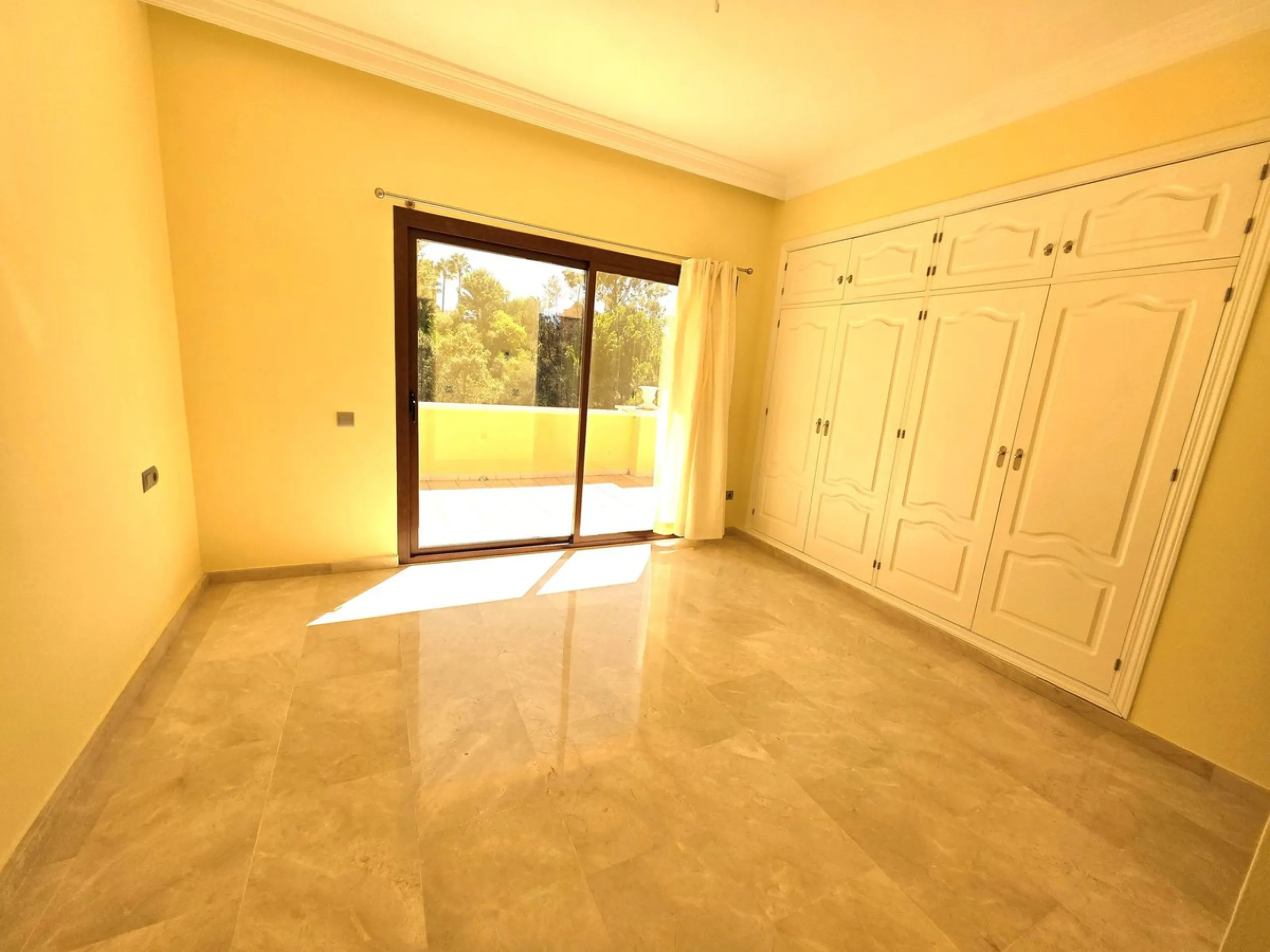 Luxury villa built on two floors plus a basement and a large garage for several cars, located in Hacienda Las Chapas, near Marbella and Malaga airport and Malaga city. Close to all services and near the beach! The villa is in perfect condition, offering f
