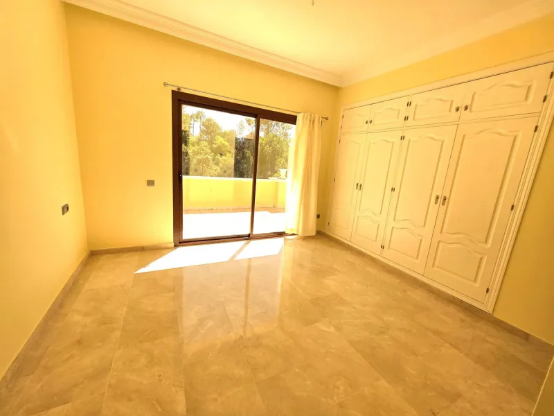 Luxury villa built on two floors plus a basement and a large garage for several cars, located in Hacienda Las Chapas, near Marbella and Malaga airport and Malaga city. Close to all services and near the beach! The villa is in perfect condition, offering f