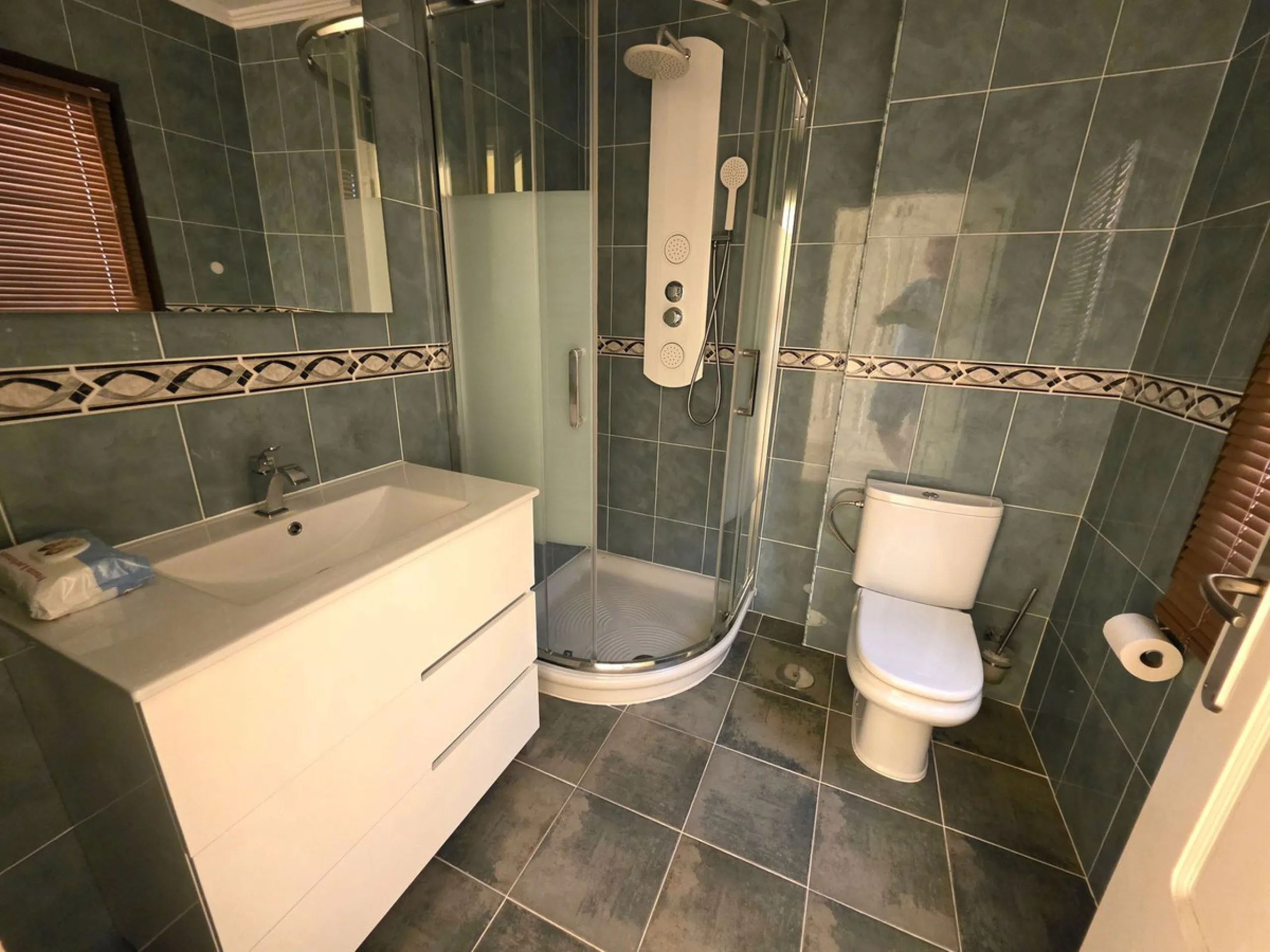 Luxury villa built on two floors plus a basement and a large garage for several cars, located in Hacienda Las Chapas, near Marbella and Malaga airport and Malaga city. Close to all services and near the beach! The villa is in perfect condition, offering f